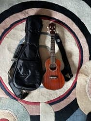 J&D Guitars UK-324 Ukulele med väska och axelrem