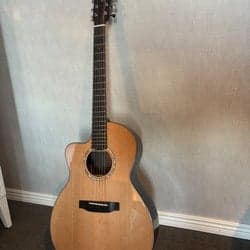 Auden chester 000 gitarr i vänster