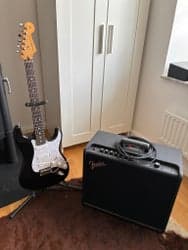 Fender Stratocaster elgitarr och Fender Mustang förstärkare