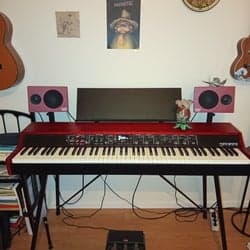 Nord Grand digitalpiano med högtalare och väska