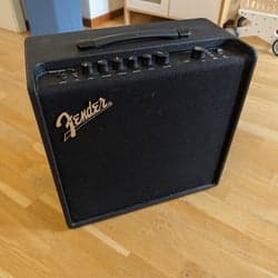 Fender Mustang LT50 gitarrförstärkare med tillbehör