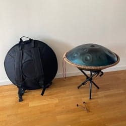 Handpan i D-moll (14 toner) i Nyskick – Komplett med Stativ & Väska