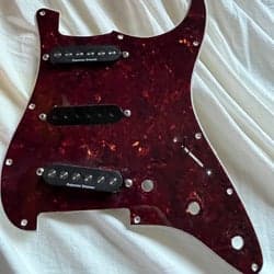 Stratocaster plektrumskydd med Seymour Duncan SSL-4 mickar