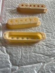 Stratocaster pickupkåpor Vintage Yellow