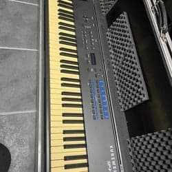 Kurzweil SP4-7 Stage Piano med Thon flightcase