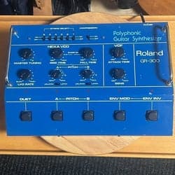 Roland GR-300 Polyphonic Guitar Synthesizer