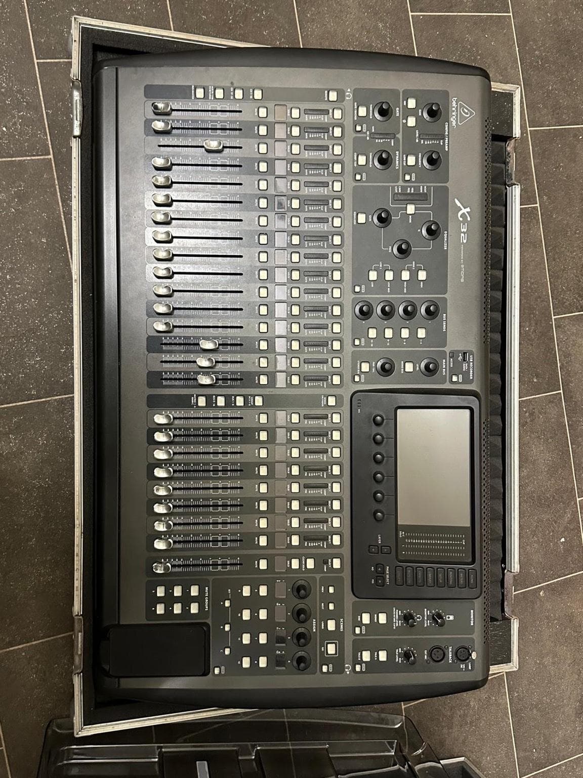 Mischpult Behringer X32. VhB