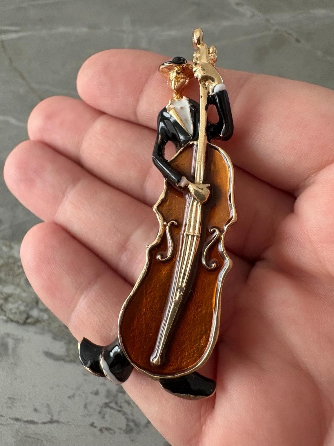 Brosche „Jazz-Musiker mit Kontrabass“