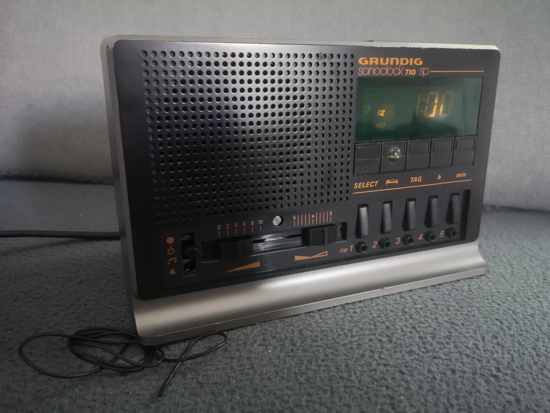 GRUNDIG Sonoclock 710SP Sprechend. Uhrenradio