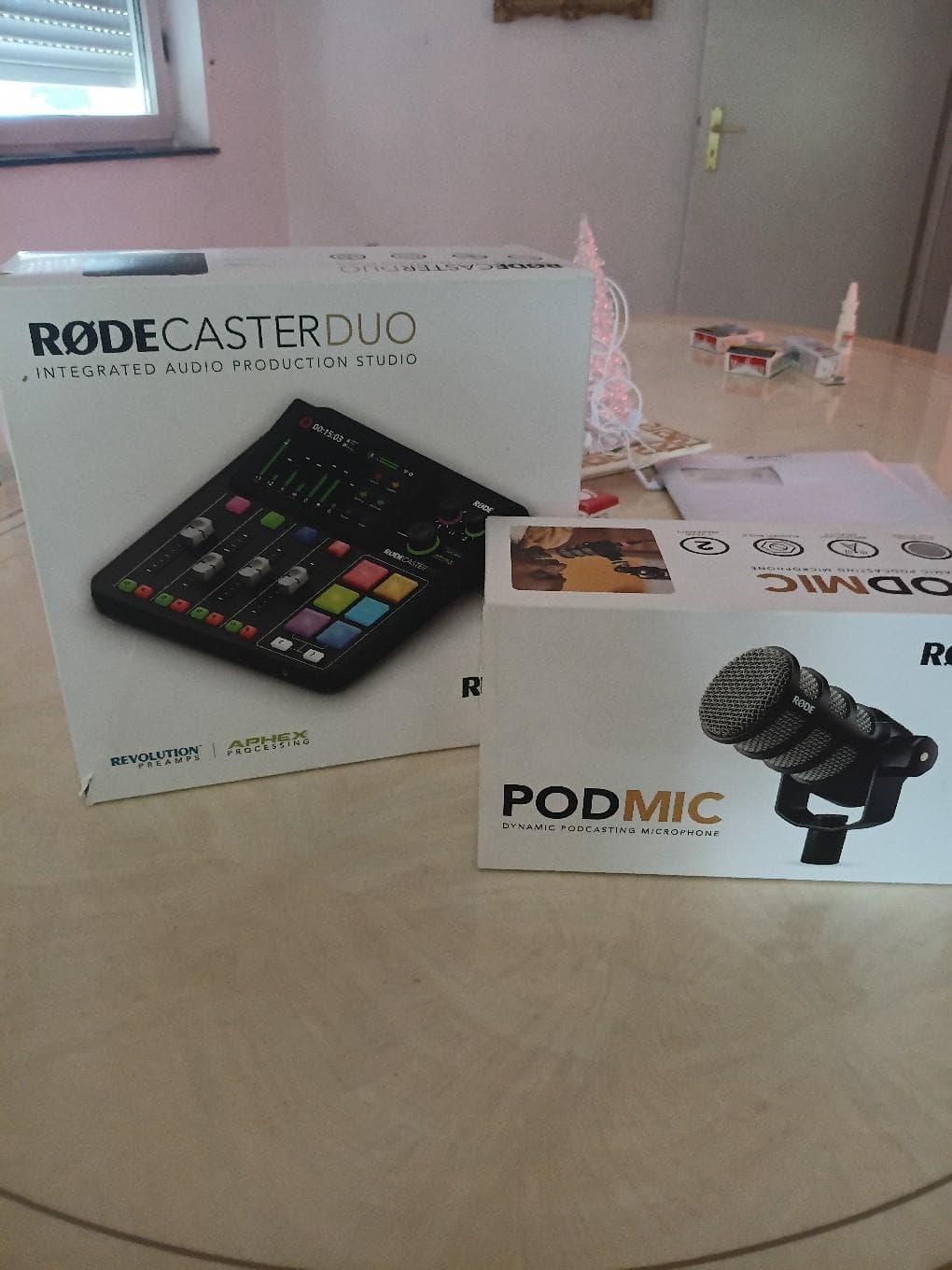 The image shows a box for the RØDECaster Duo