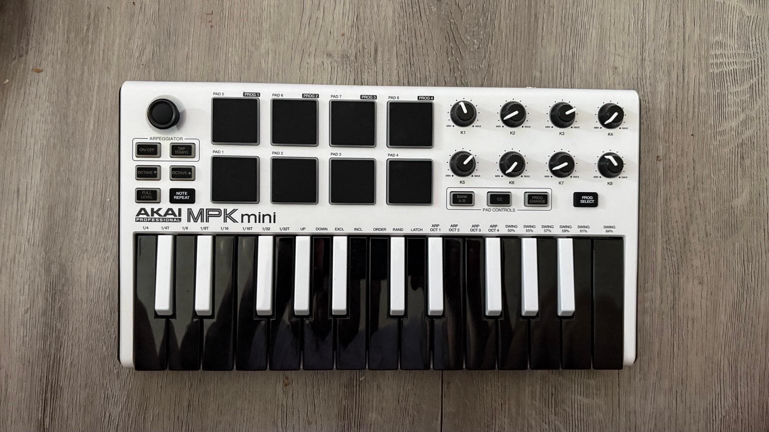 AKAI Professional MPK Mini MKII LE White