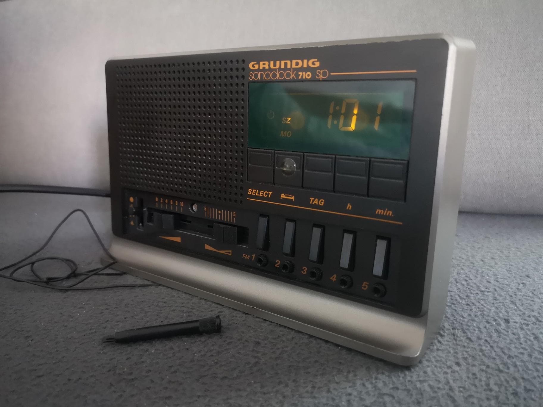 GRUNDIG Sonoclock 710SP Sprechend. Uhrenradio