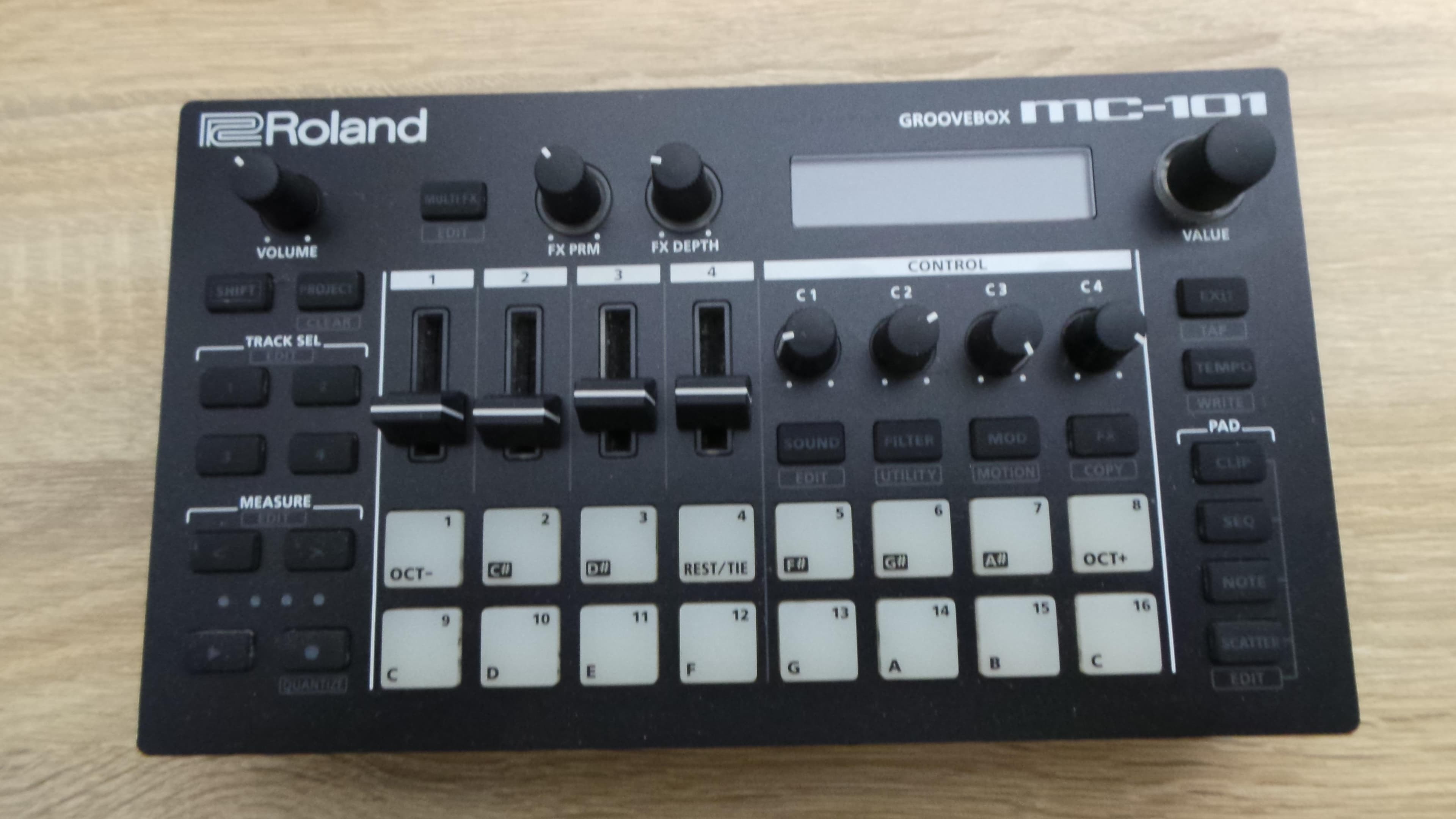 Roland Groovebox MC-101 mit Decksaver
