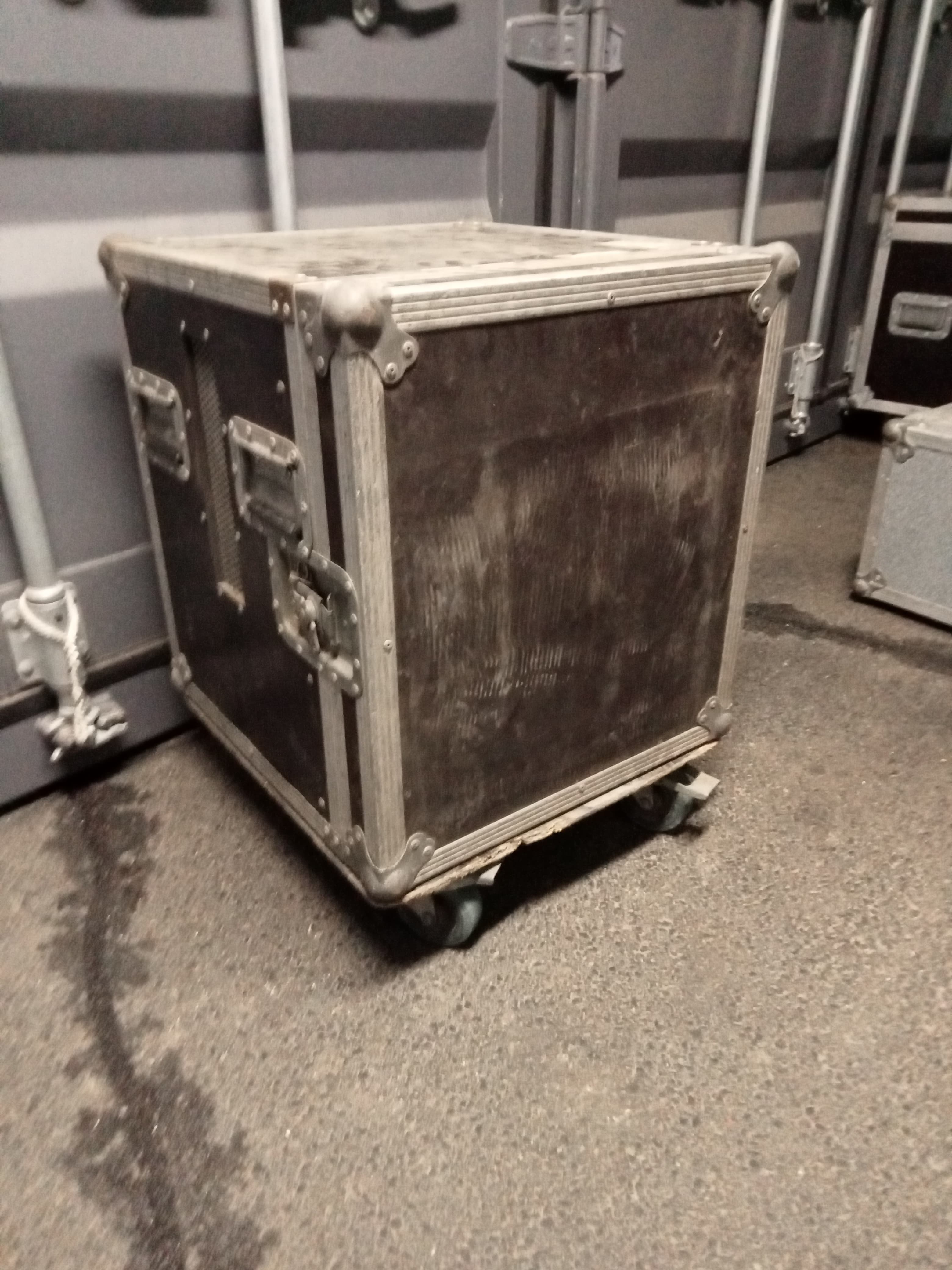 RACK BORDEAUX 14 U A ROULETTES + 2 PATCHS + CABLES