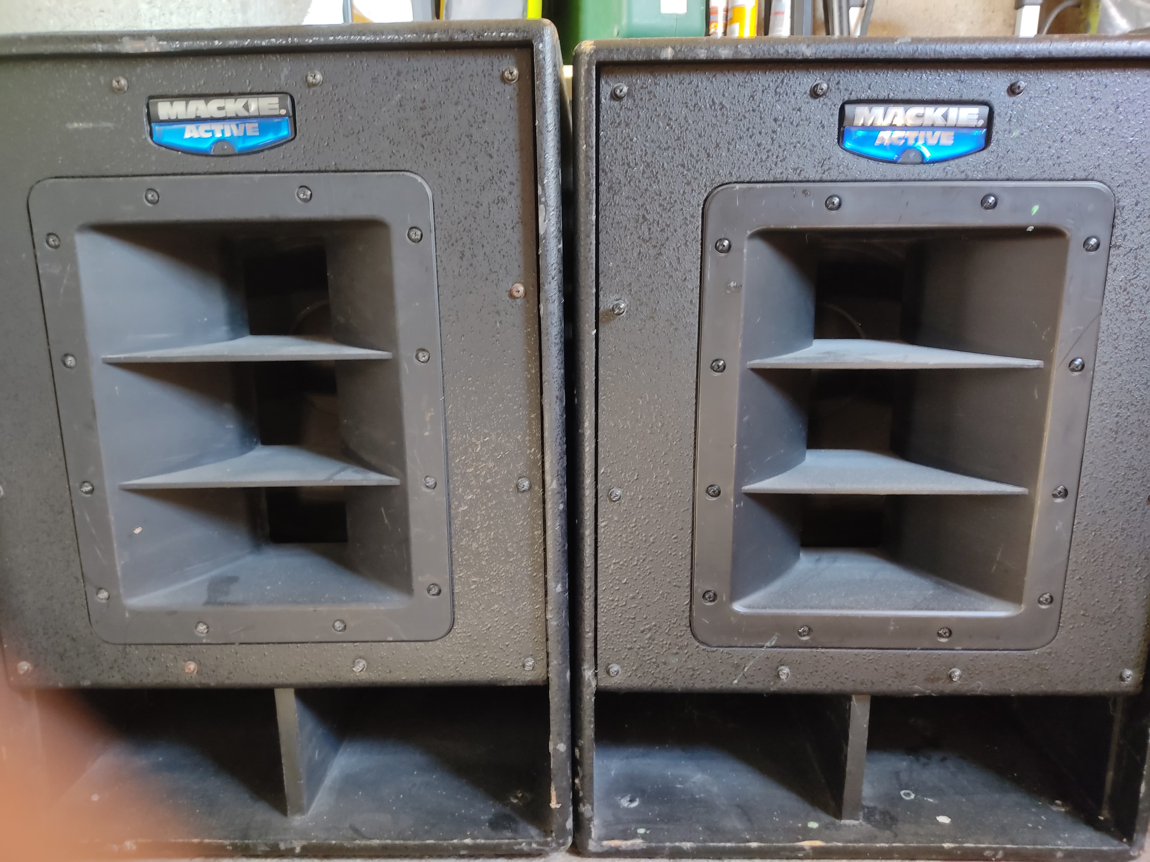 2 caissons basses passifs+ampli Mackie (2X500 Watt) + Crosseover Altair