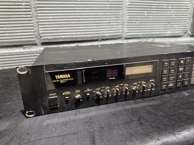 YAMAHA REV 7
