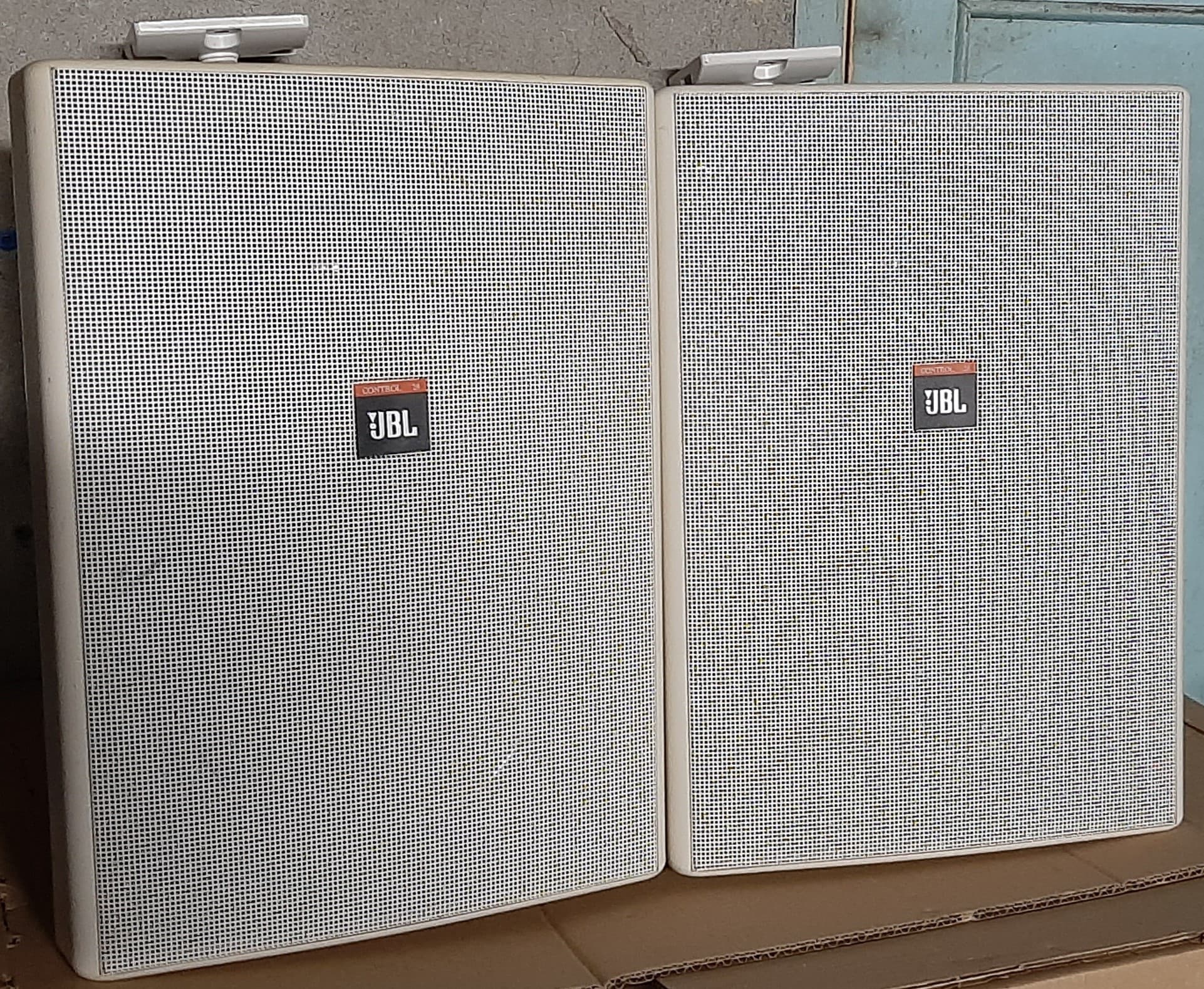 Vends paire d'enceintes JBL Control 28 W
