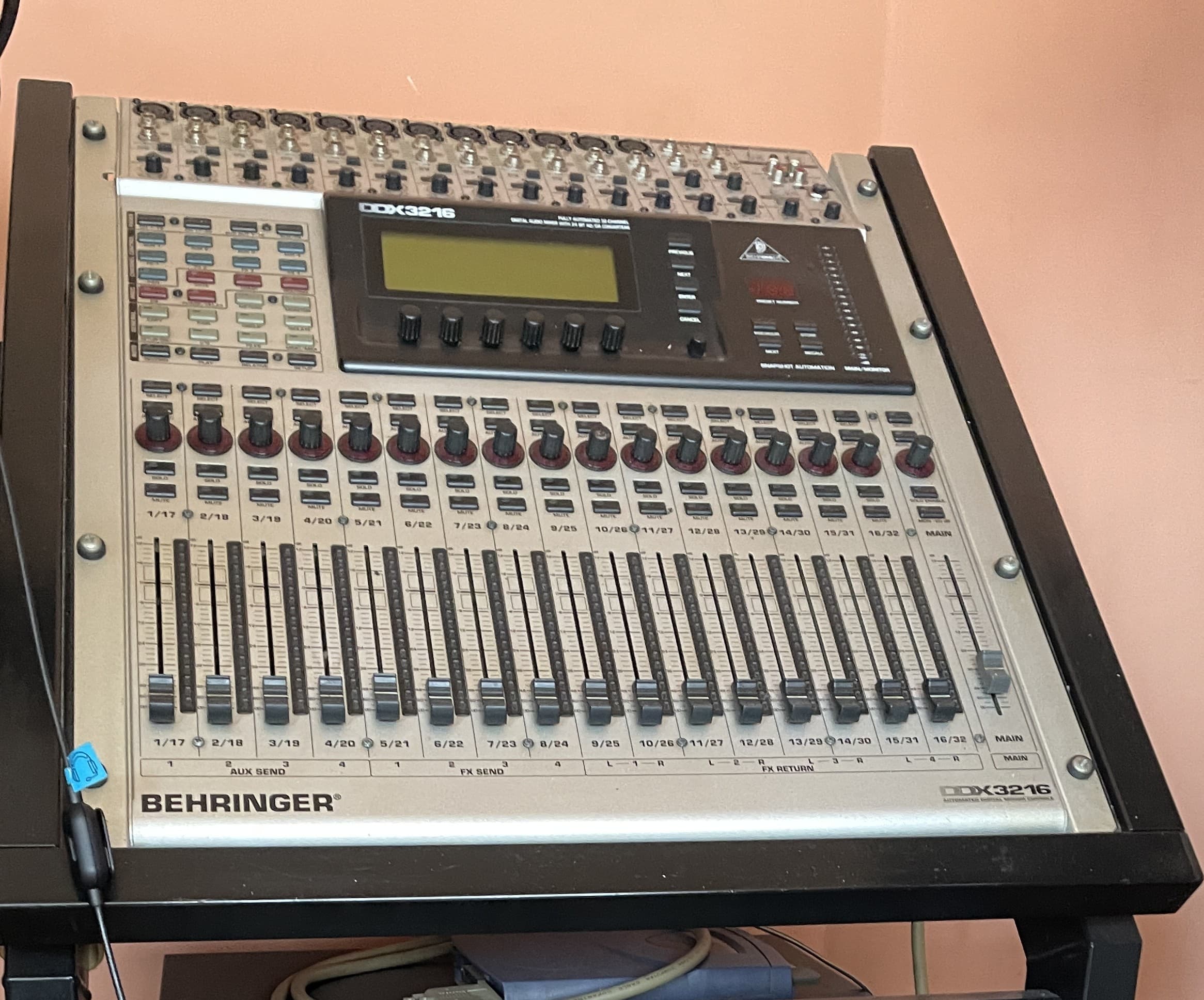 Behringer DDX3216 + rack – NON fonctionnelle – pour pièces ou restauration