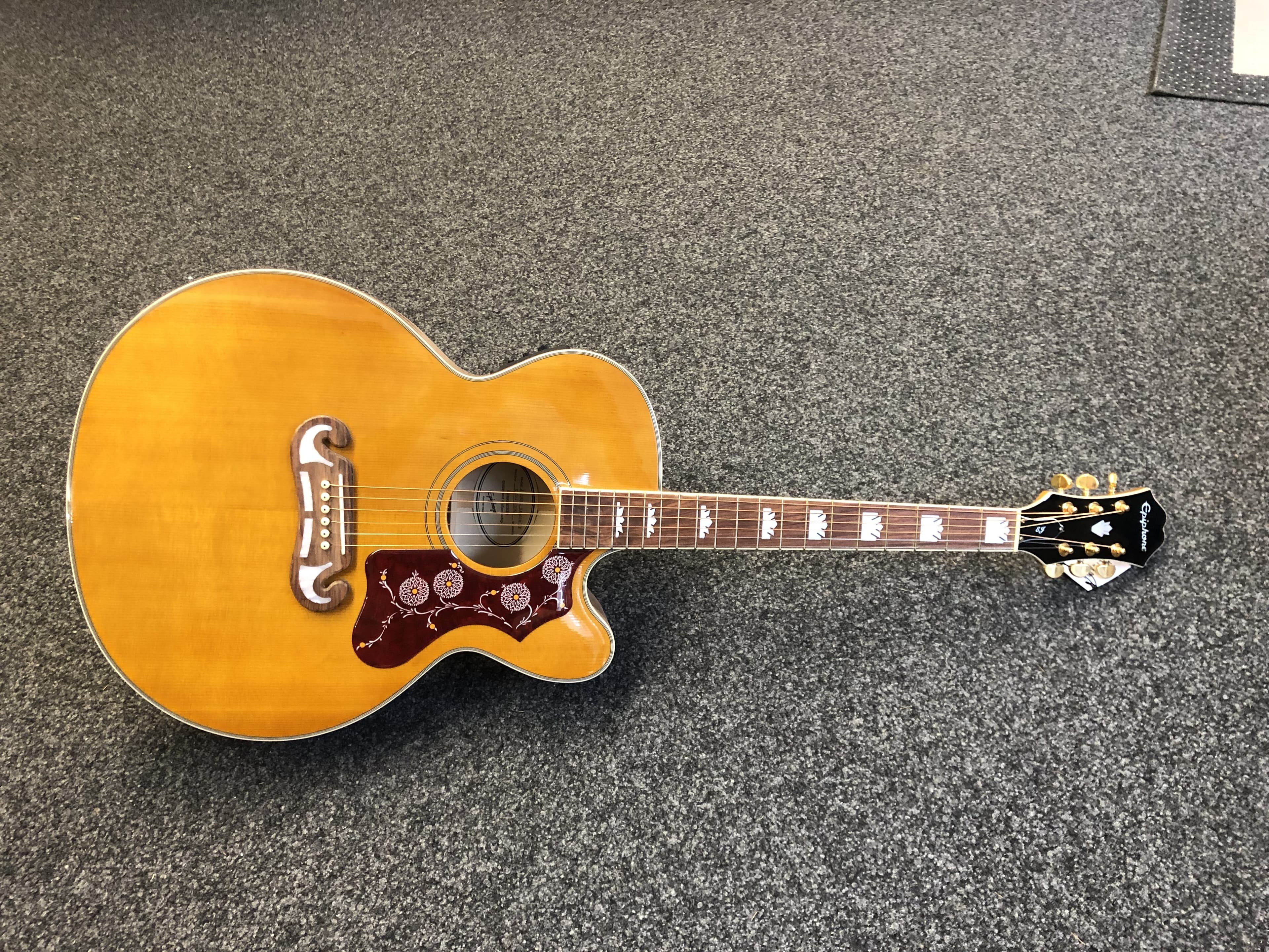 Vends Jumbo EA Vintage Natural Cutaway 2021
