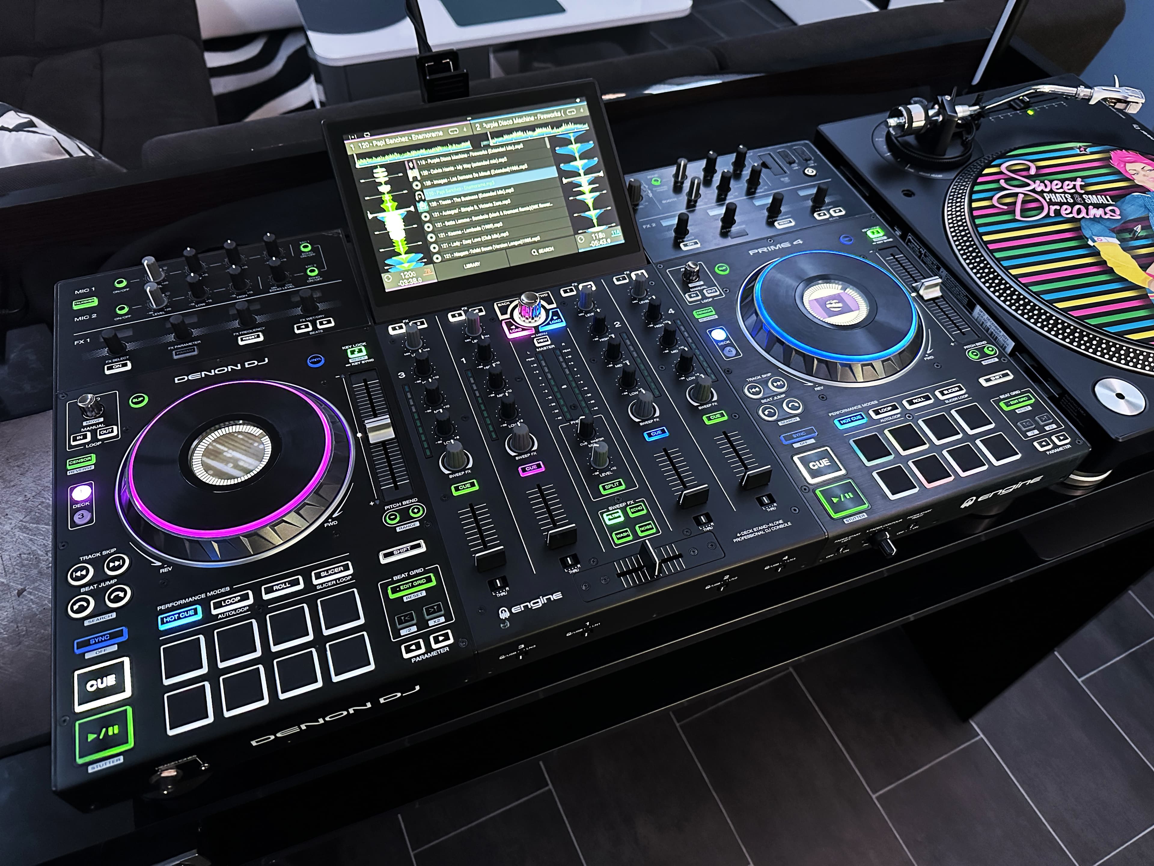 Denon Prime 4 + SSD 250 Go + Decksaver + carton + facture – Très bon état