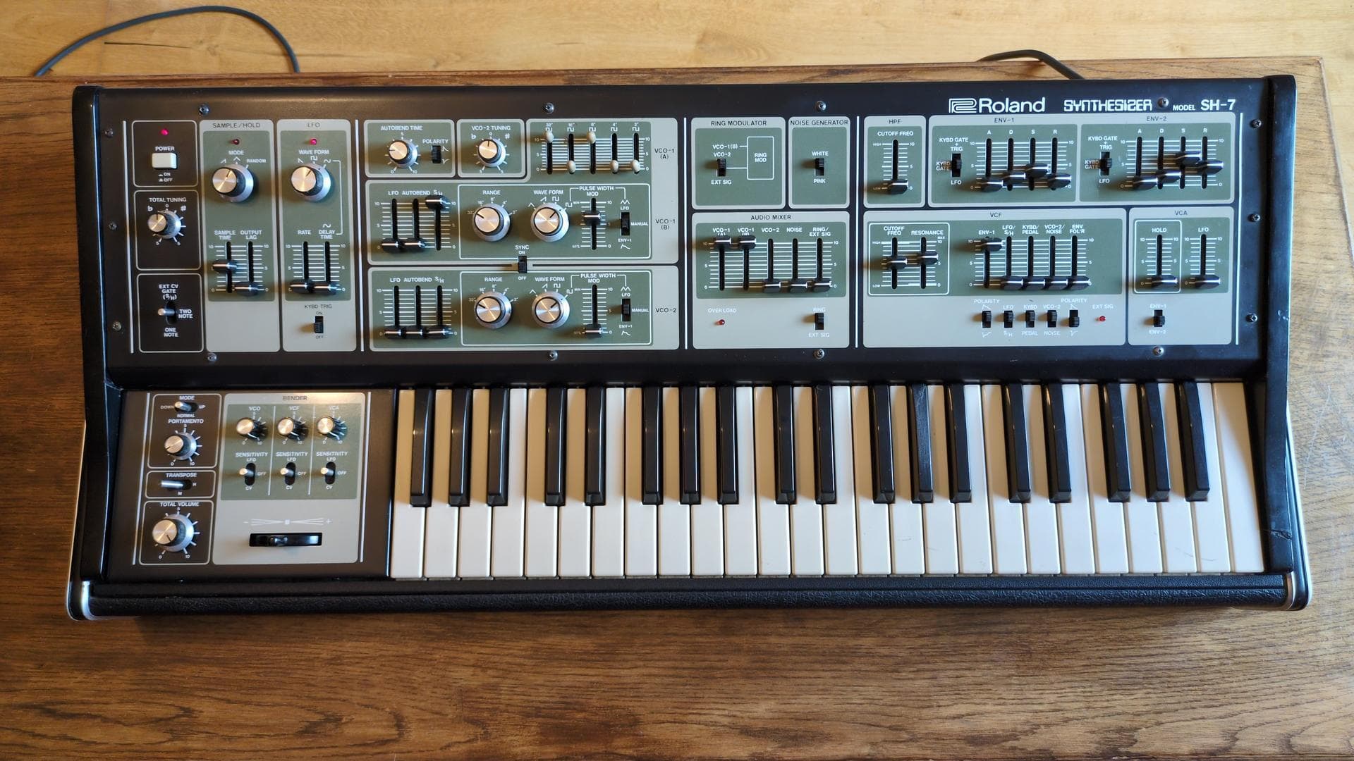 Roland SH-7 avec TTSH Gate Booster