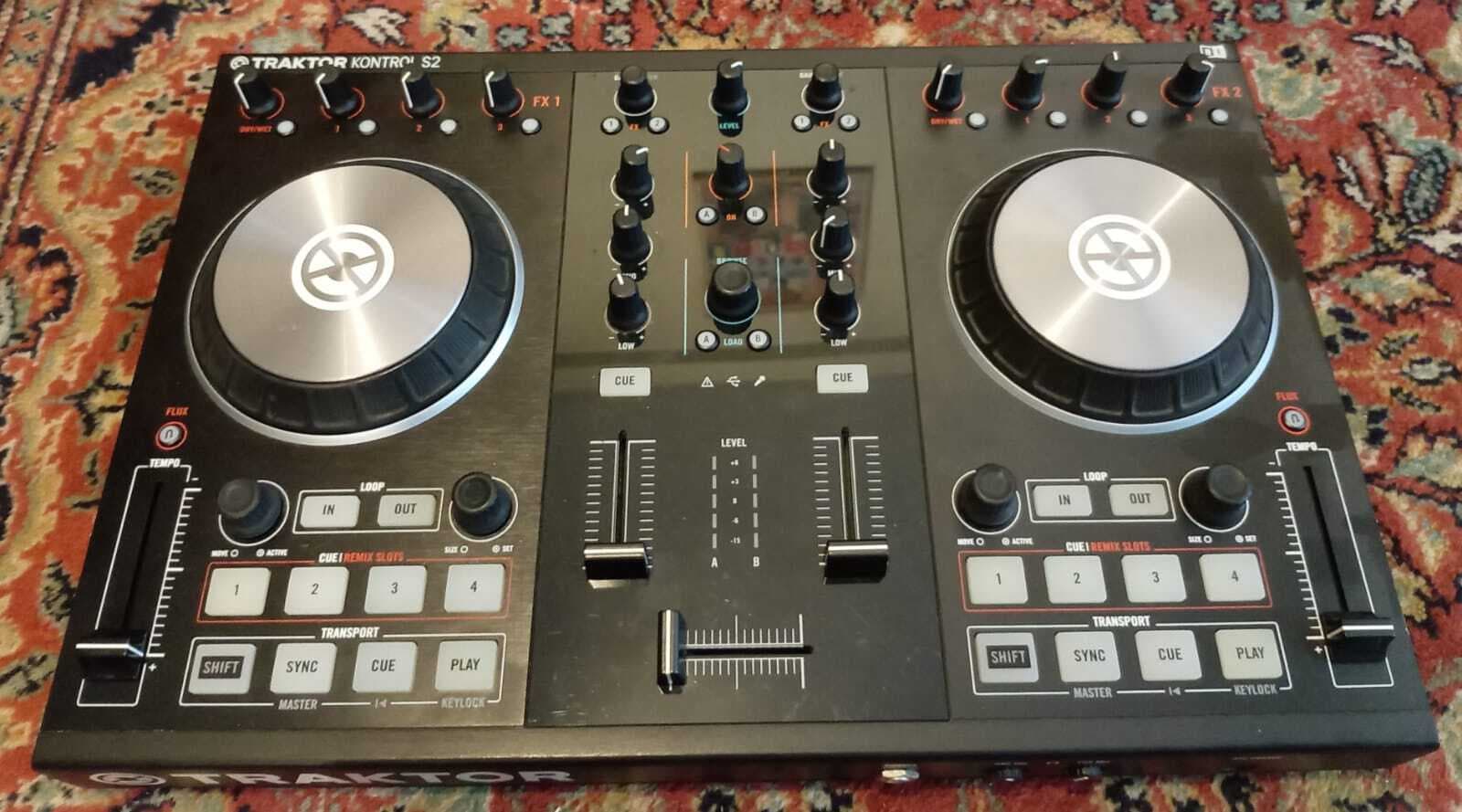 Native Instruments Traktor Kontrol S2 mk2