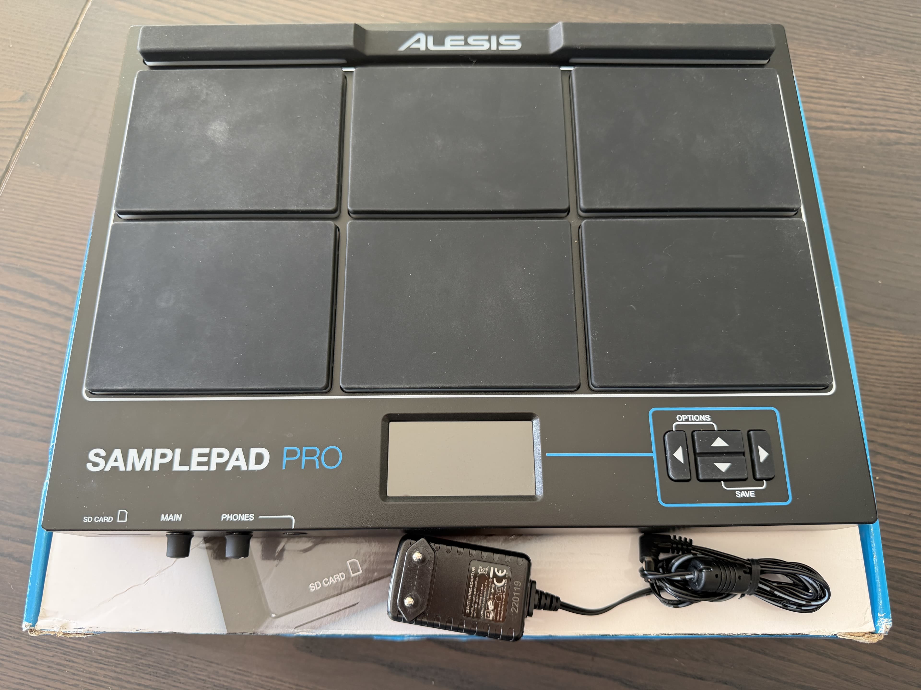 Alesis Sample Pad Pro avec stand.