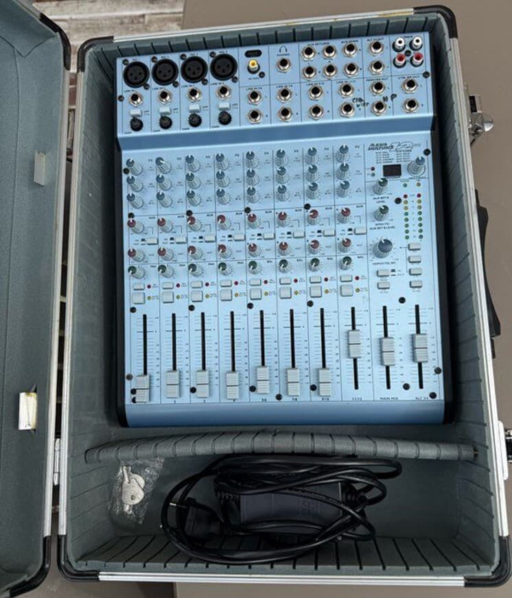 Vends table mixage ALESIS MULTIMIX 12 FX (idéal petite scène).