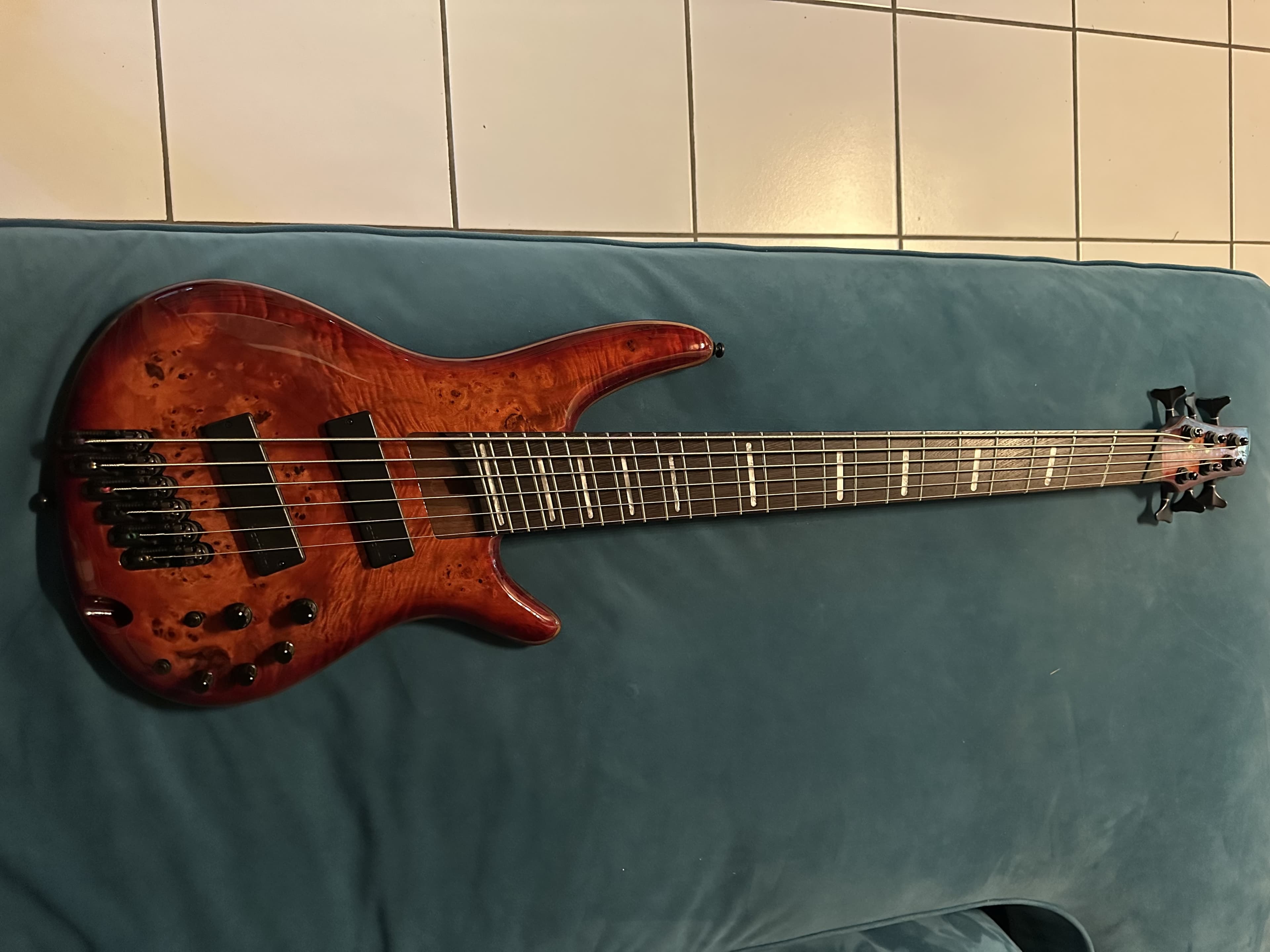 vends basse Ibanez 6 cordes soundgear srms 806-btt