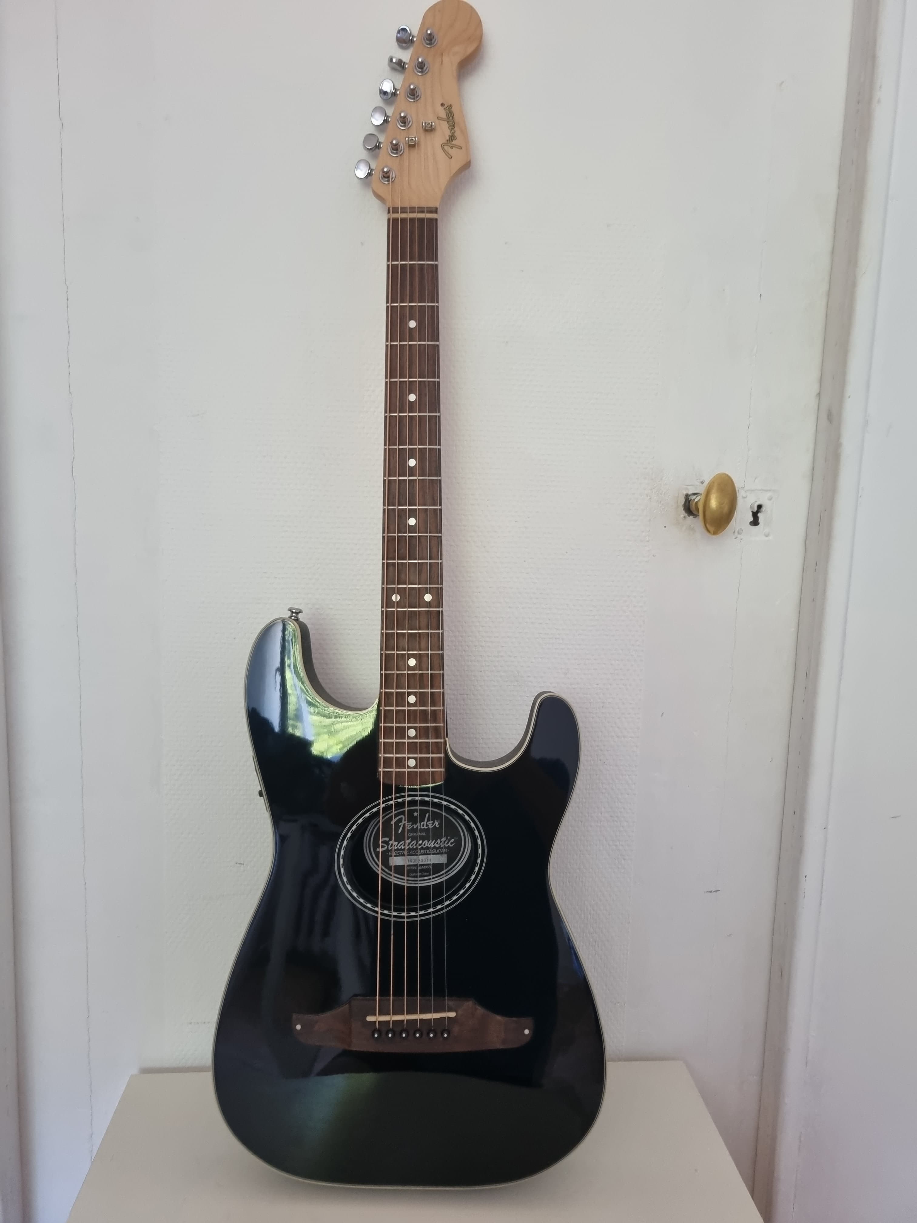 Vends Guitar Fender Standard Stratacoustic