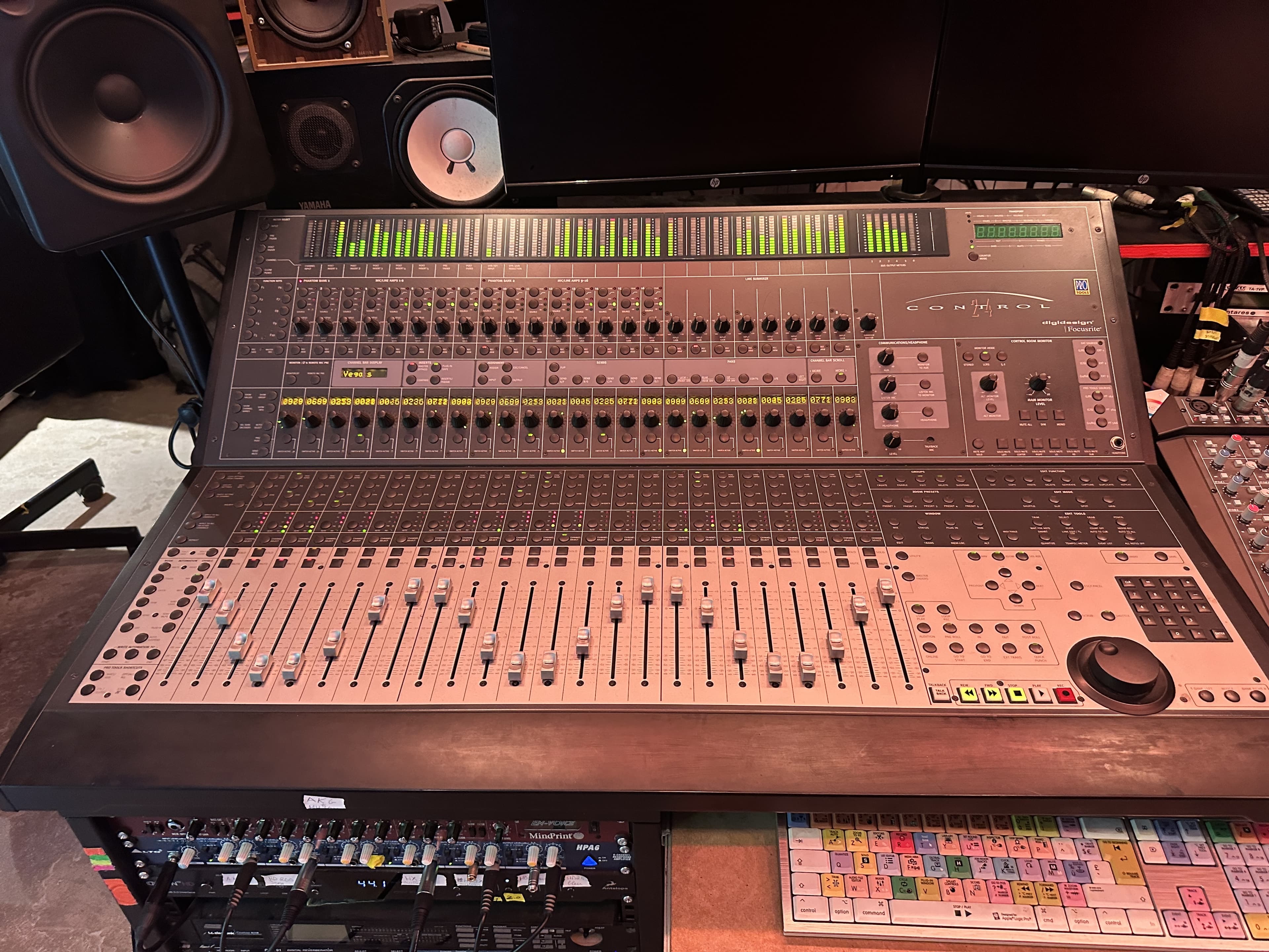 Console DIGIDESIGN CONTROL 24 avec préamplis Focusrite et multipaires