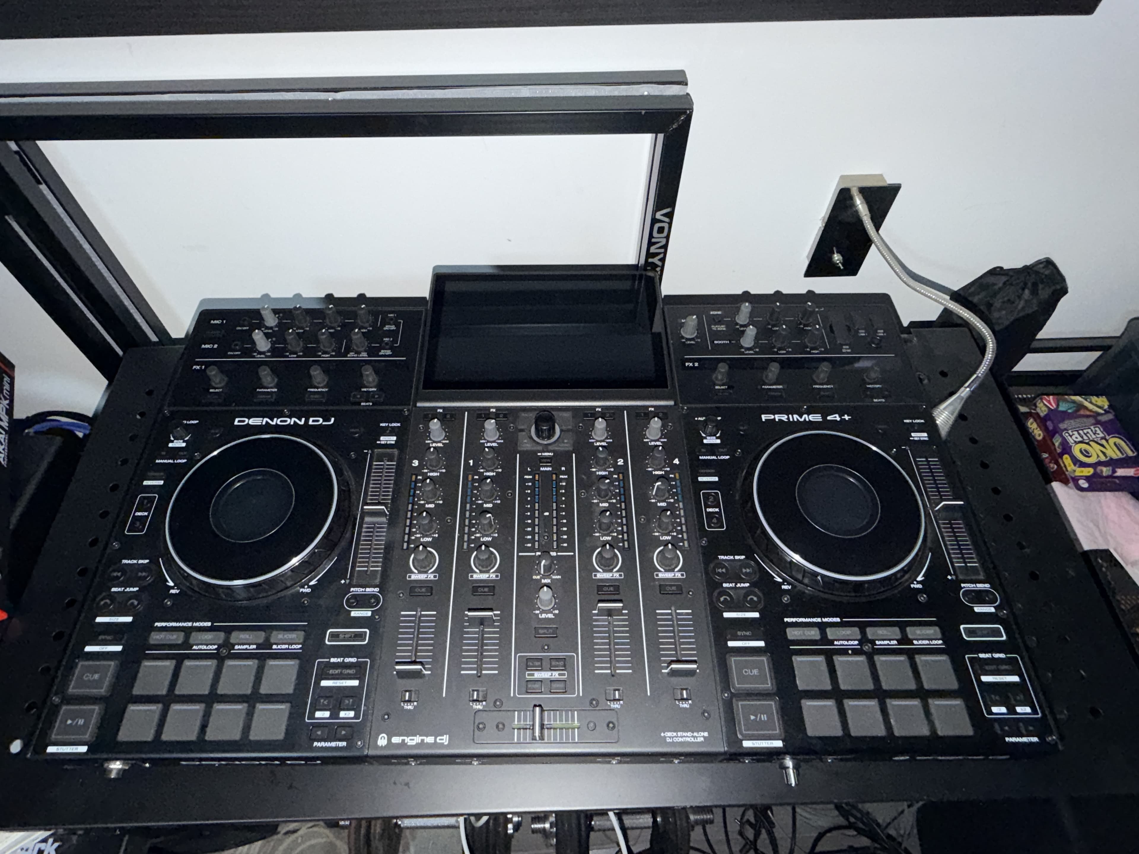 Vend contrôleur autonome denon prime 4 +