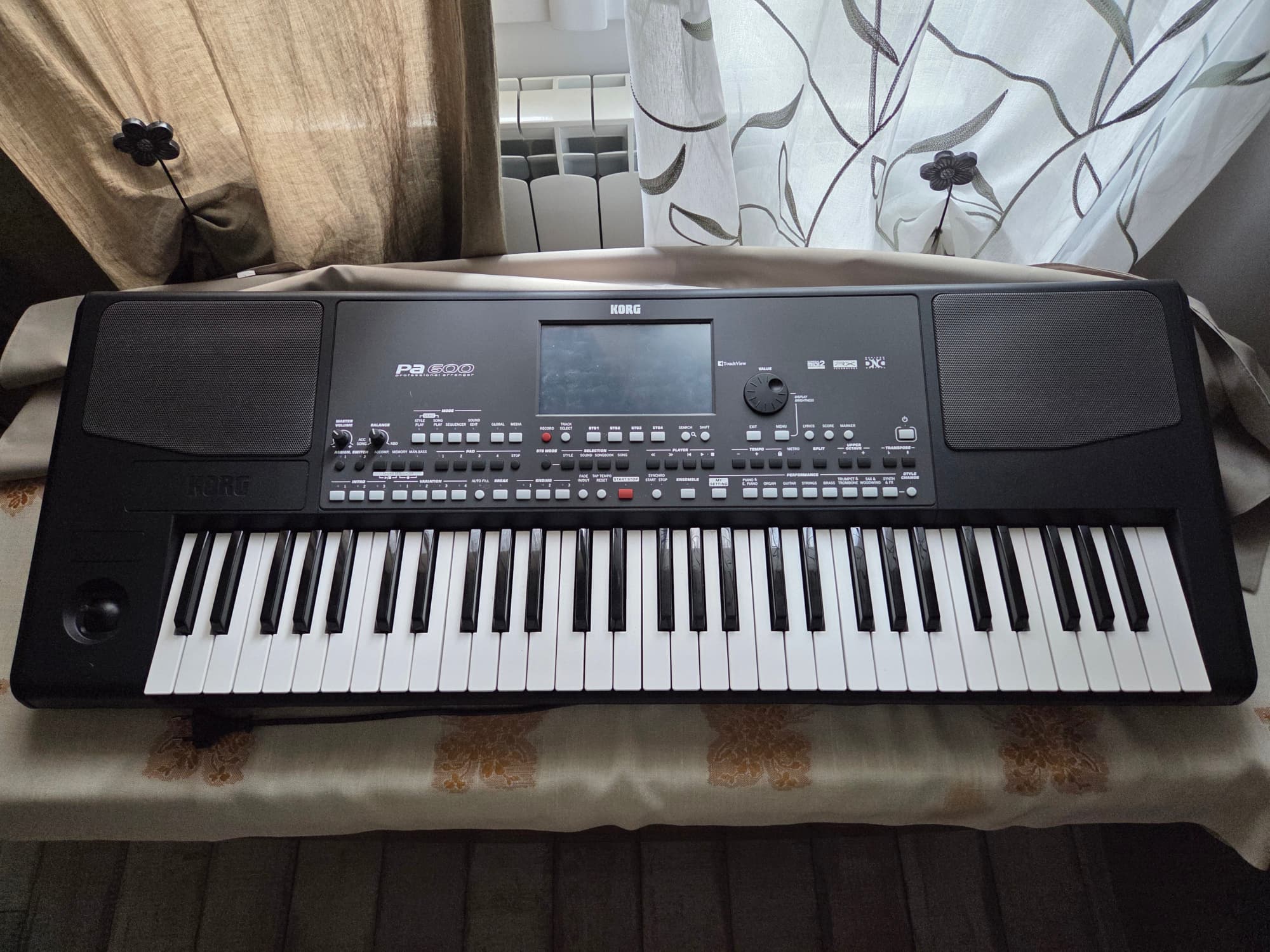 Je vends 1 KORG PA 600 NEUF , Garanti 3 ans .