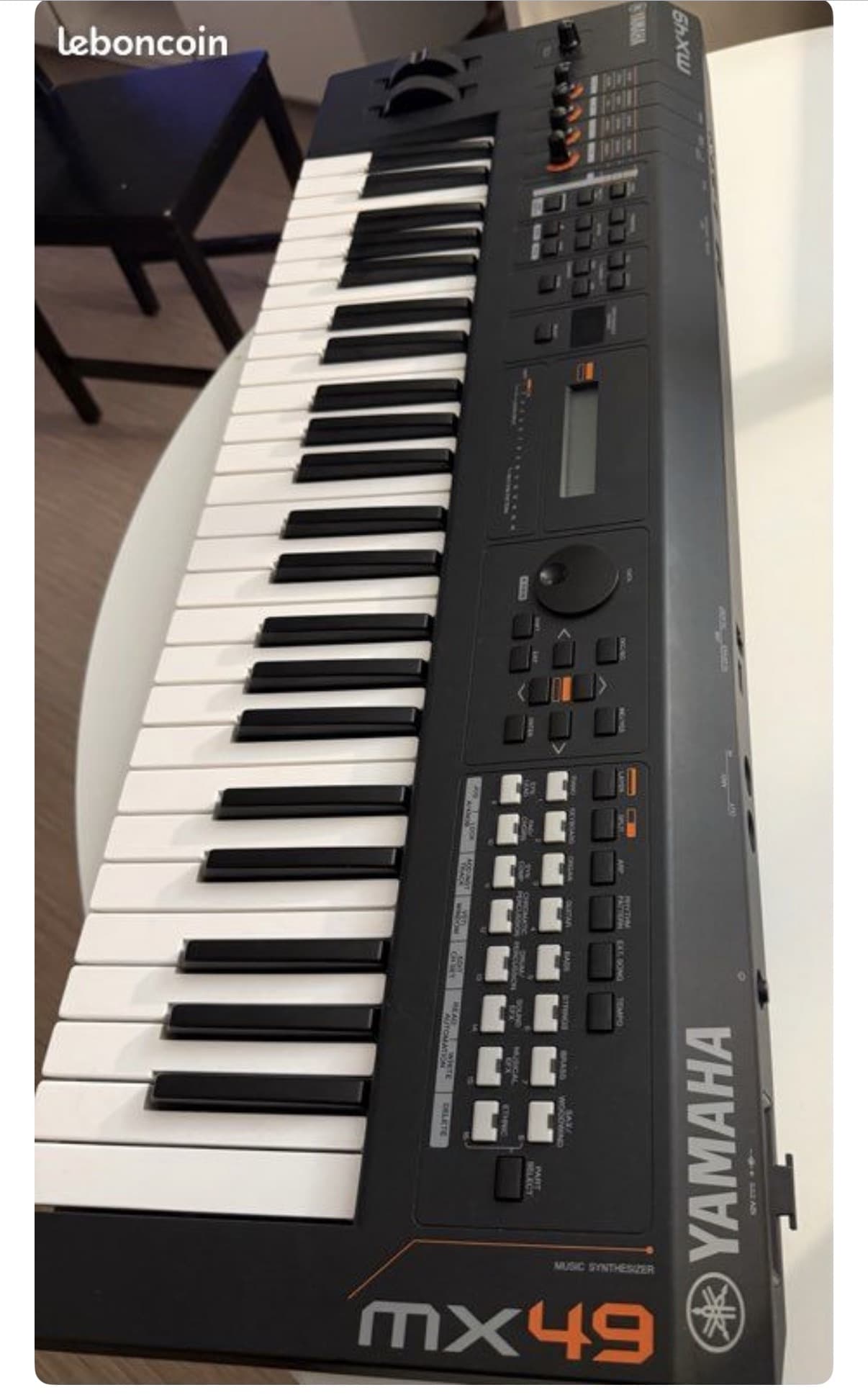 Je vends mon Yamaha mx49 + housse originale et prise secteur d'origine