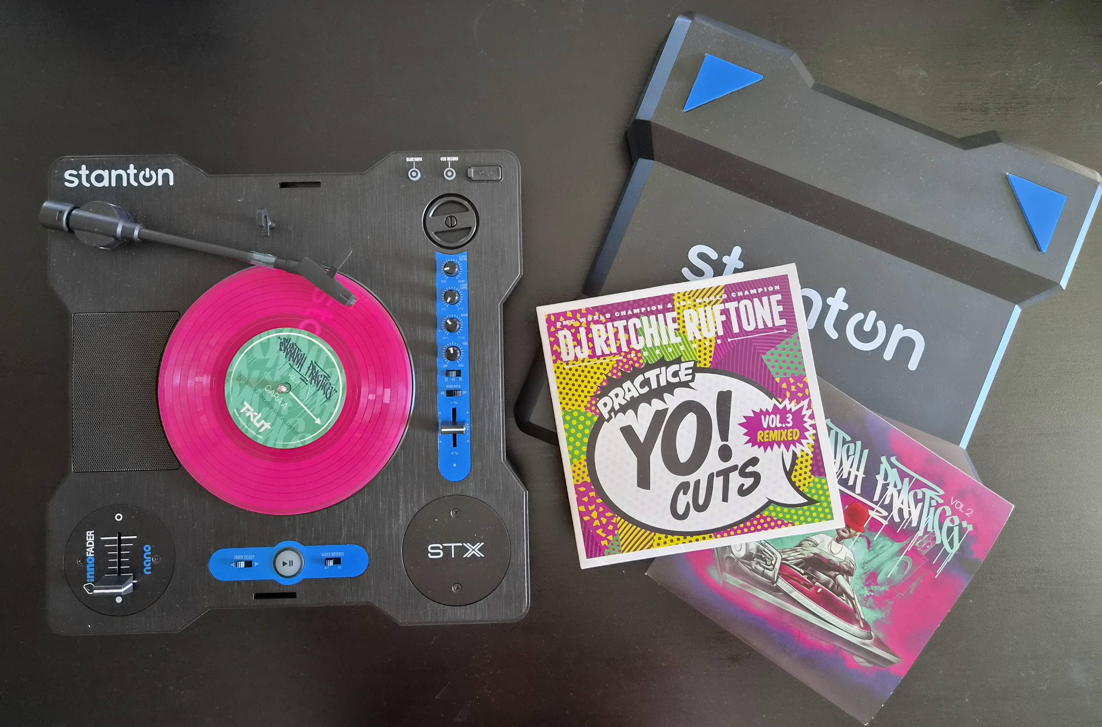 Vends Stanton DST STX - Platine Vinyle Nomade Scratch avec 2 vinyles de practice