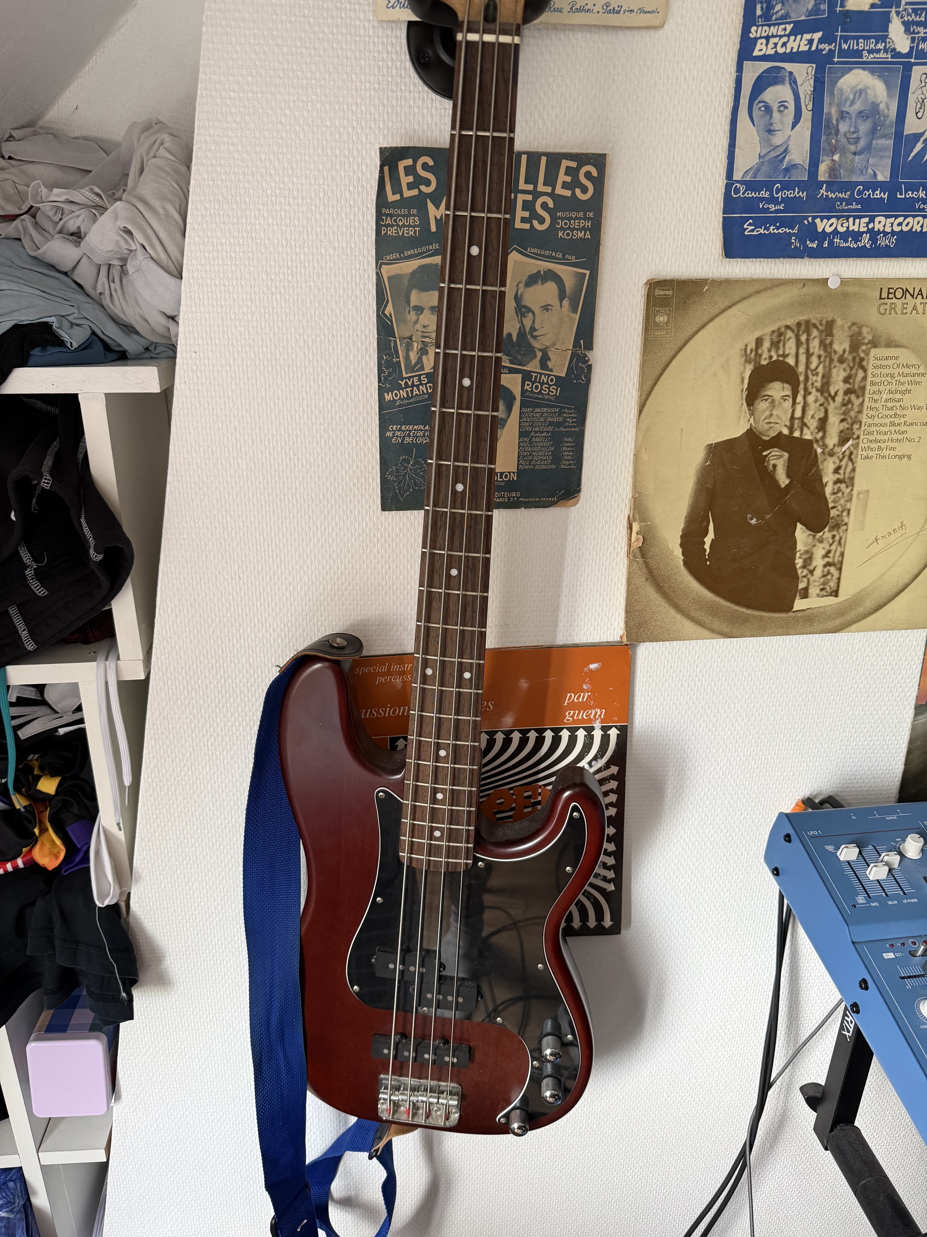 Vends Squier Standard P Bass Walnut Satin
