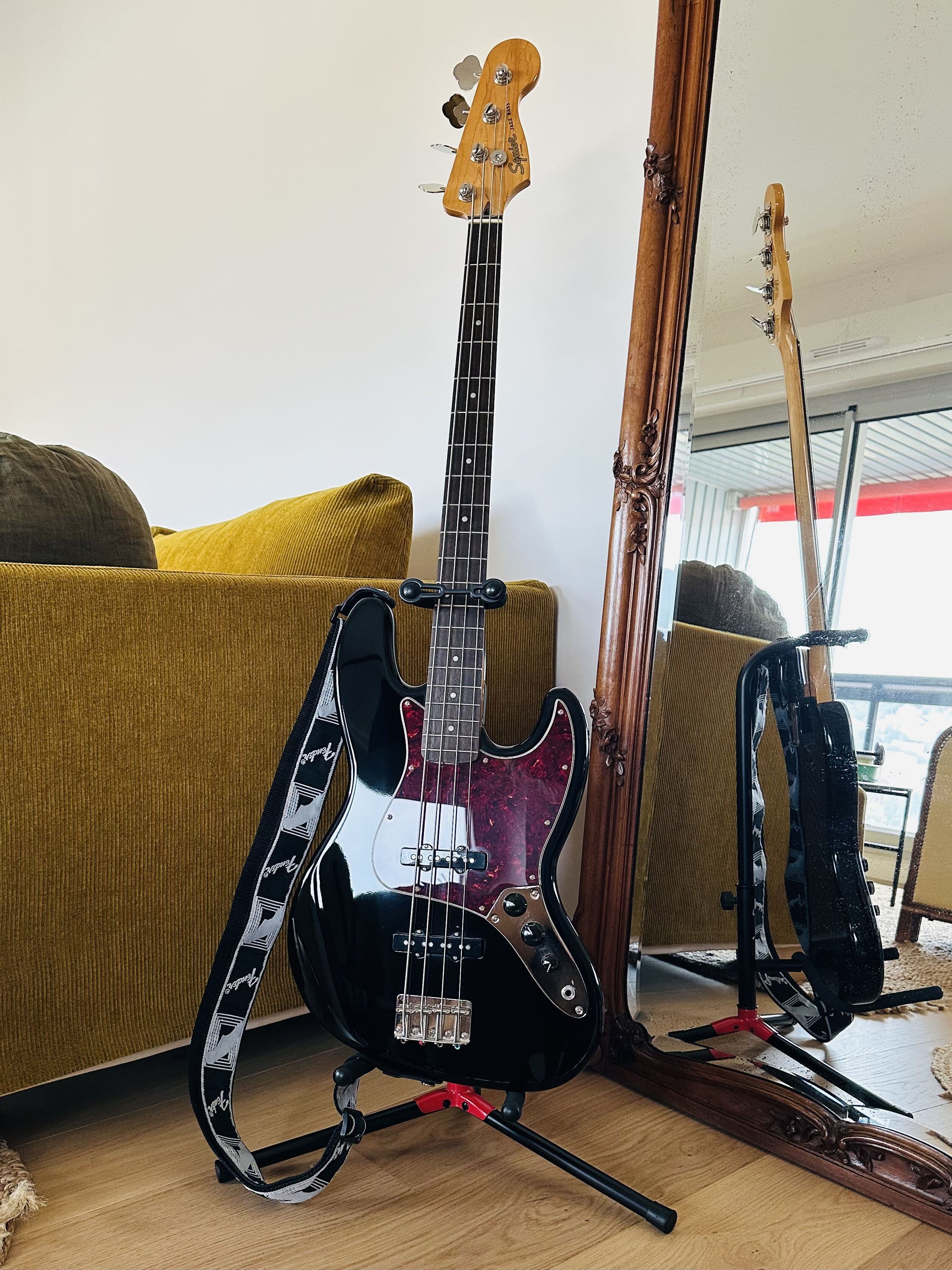 Basse Squier Classic Vibe ’60s Jazz Bass noire + housse et accessoires