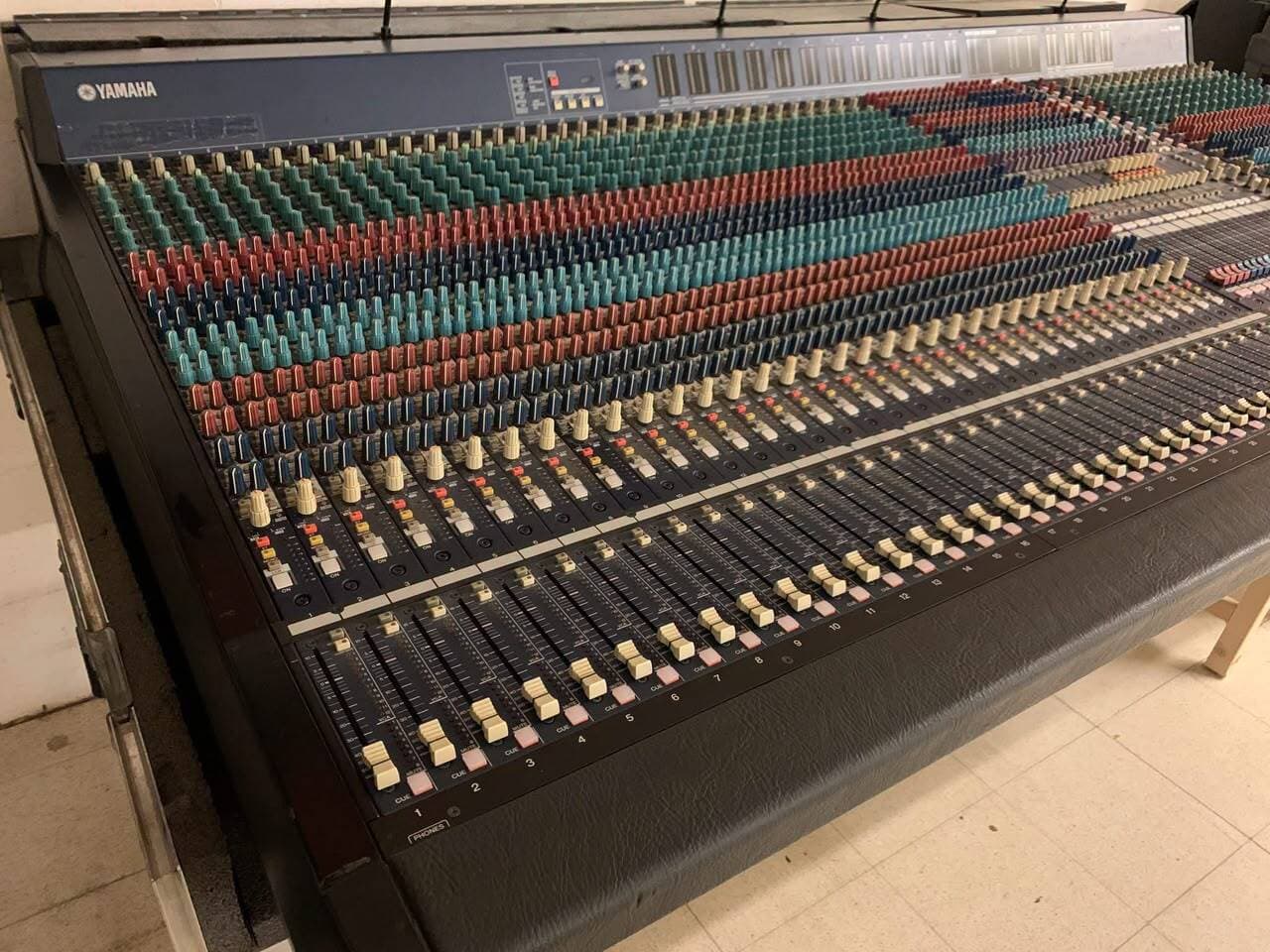 YAMAHA PM5000 — Console de mixage analogique professionnelle à vendre.