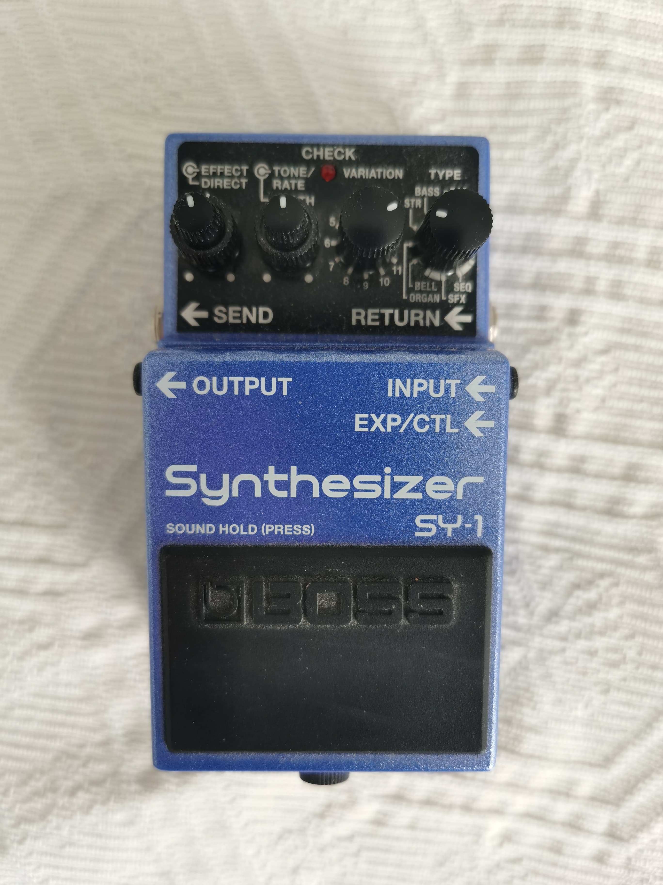Vends pédale synthétiseur pour guitare ou basse Boss SY-1, excellent état