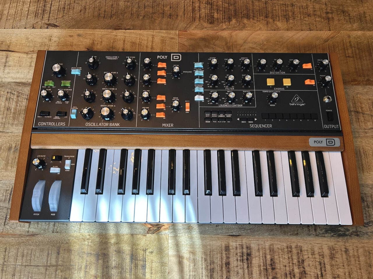 synthétiseur analogique Behringer Poly D.