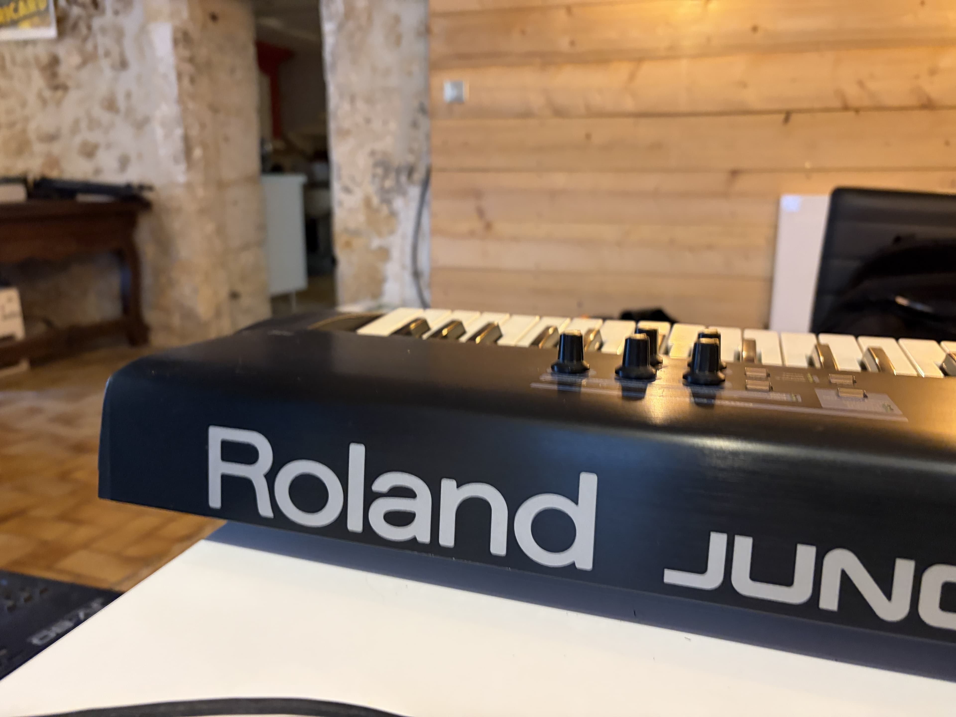 Roland Juno-D – Fonctionnel / clavier à restaurer