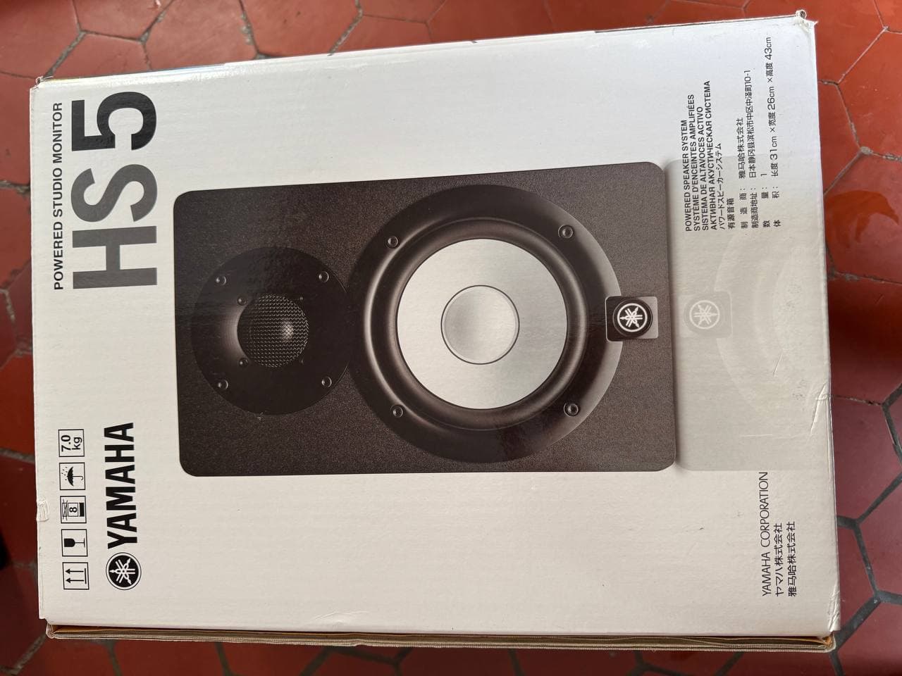 une paire d’enceintes de monitoring Yamaha HS5