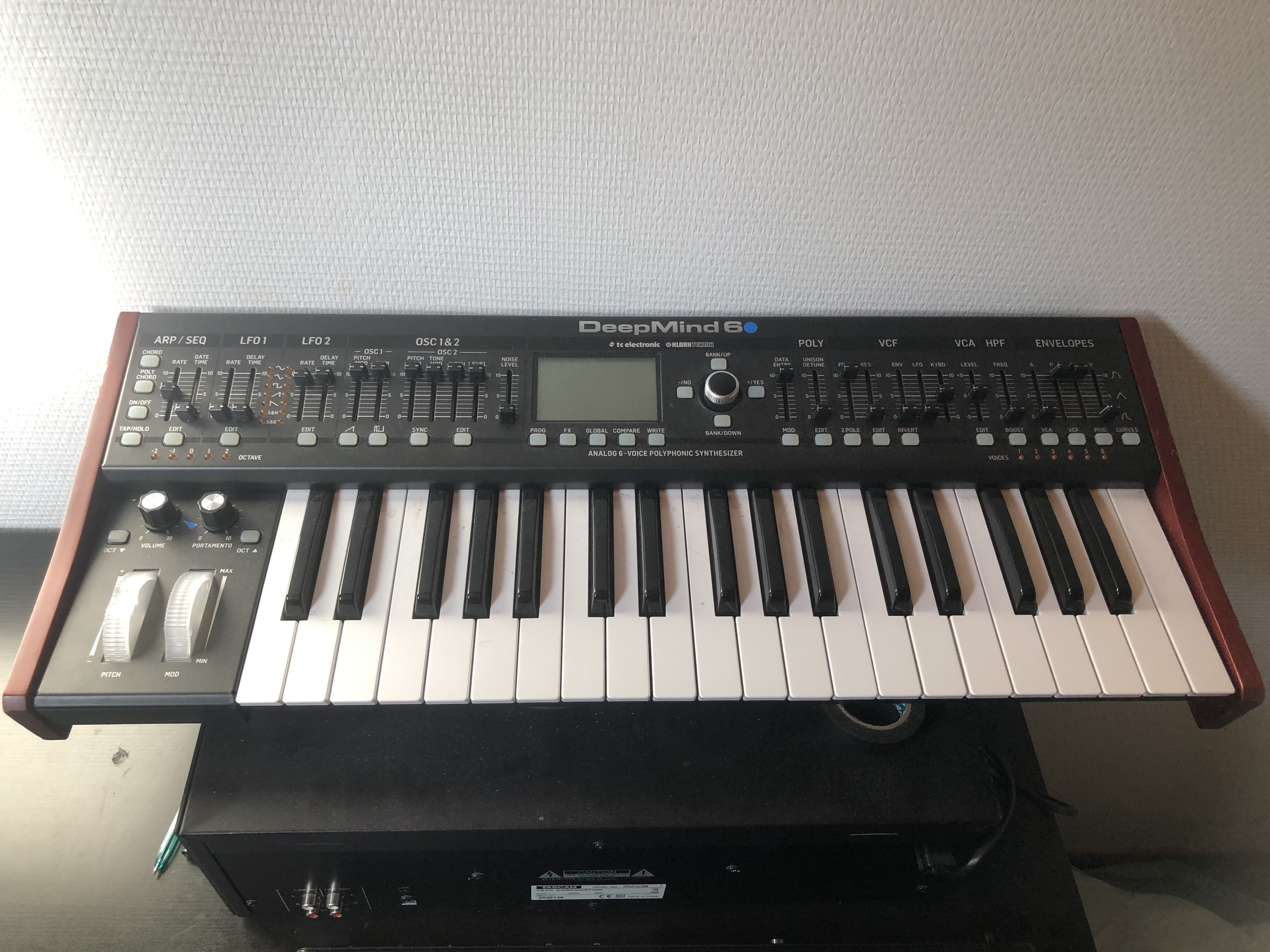 Behringer deepmind 6