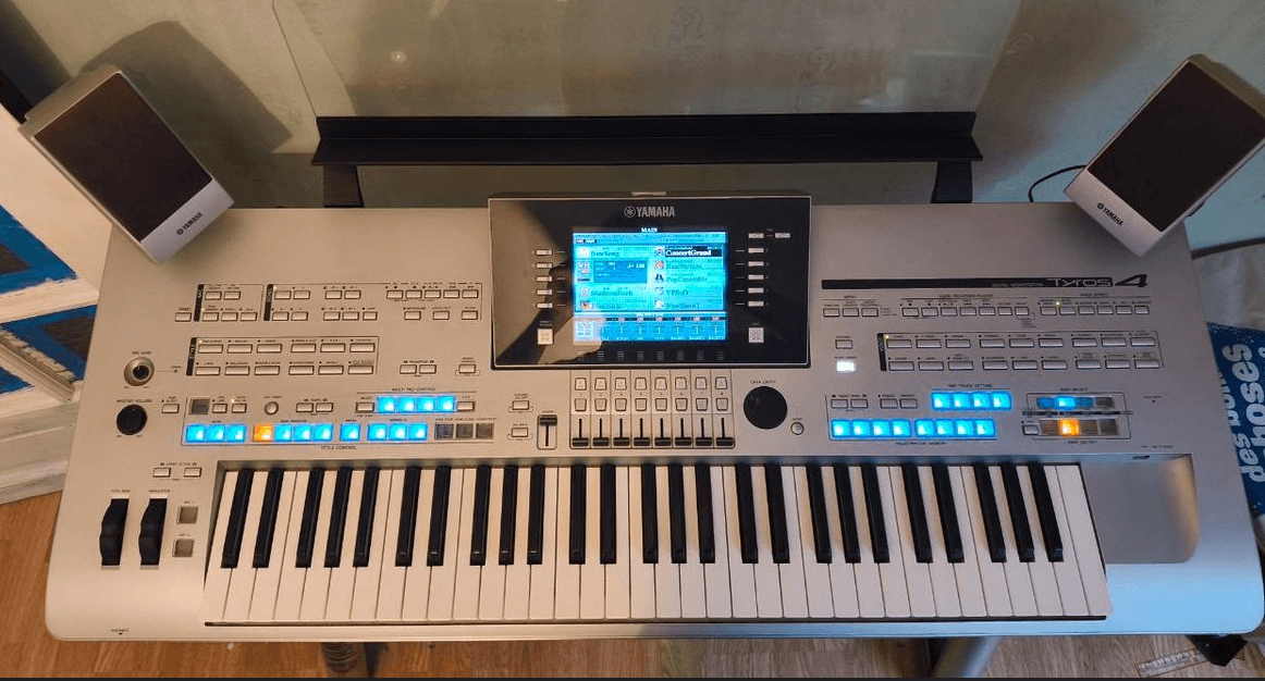 Yamaha Tyros 4 + support L-7 + système son TRS-MS04