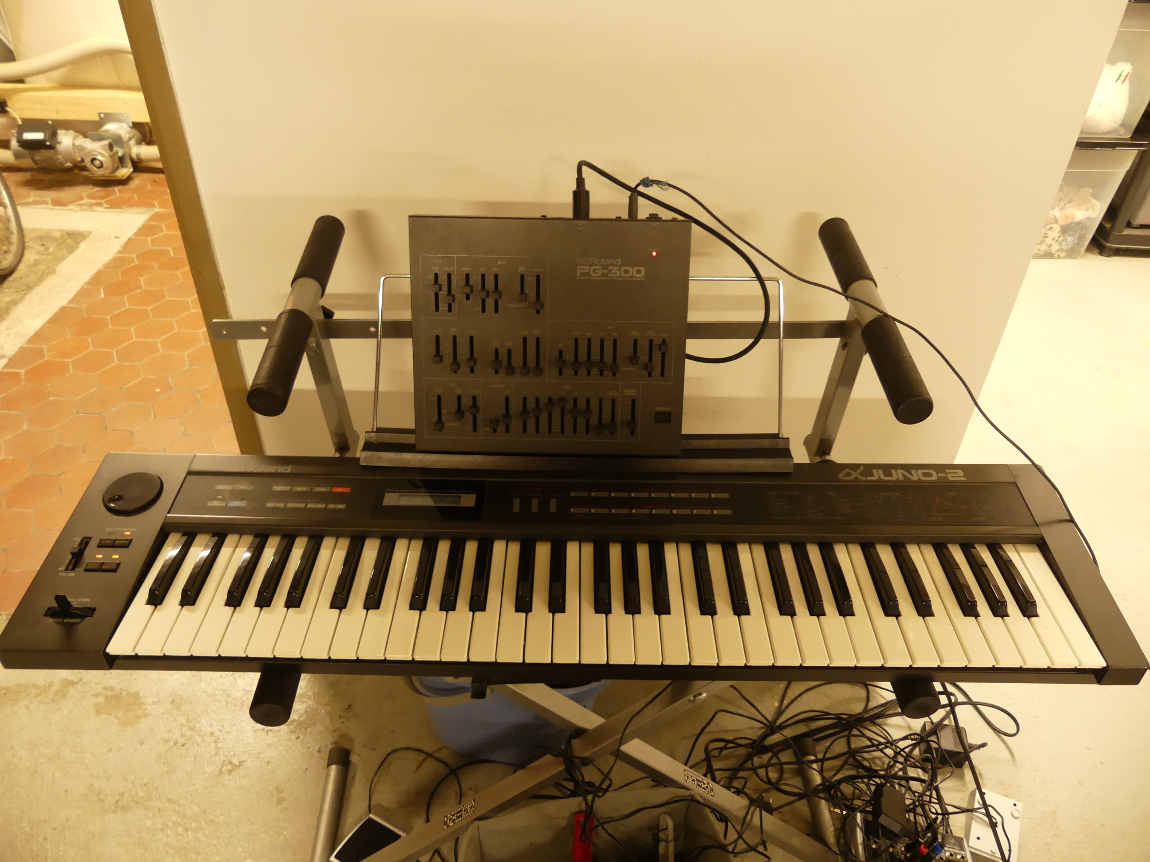 Vends Synthetiseur Roland Alpha Juno 2 des années 80 avec son programmeur PG300