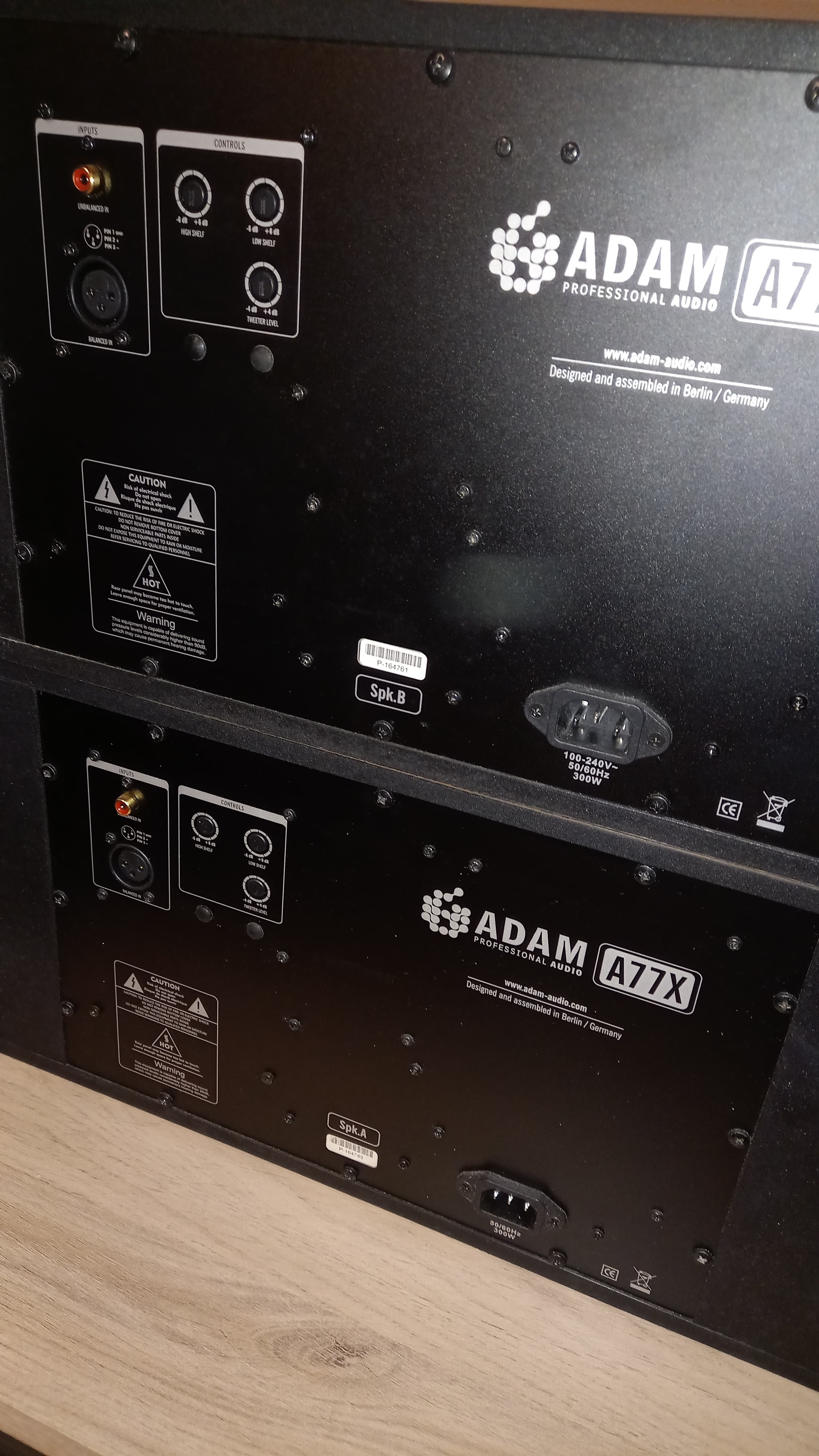 Réservée : Enceinte B d'une paire de Adam A77X peu servie, en très bon état.