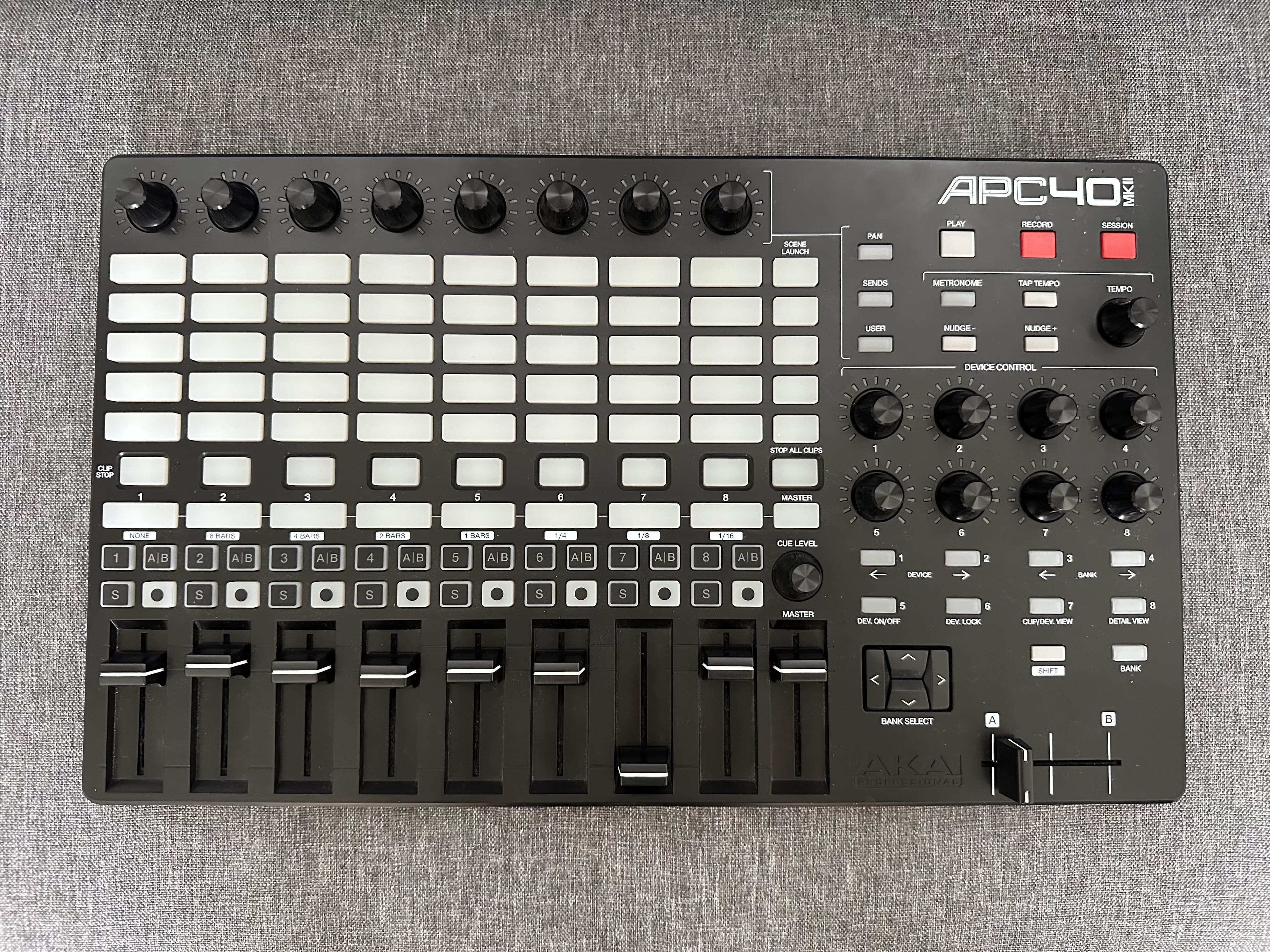 Akai APC40 MKII + Hardcase UDG – Excellent état