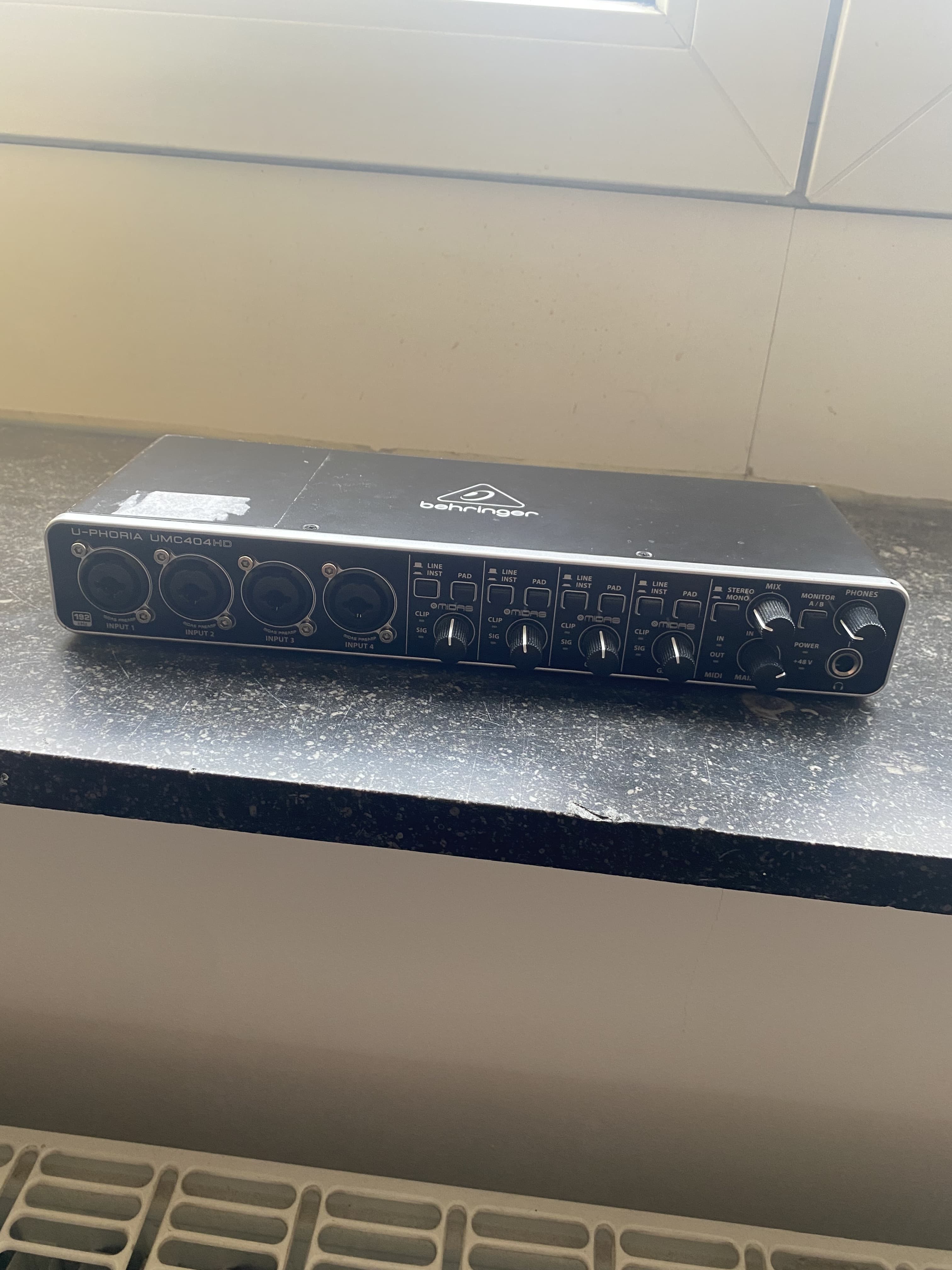 Vends Behringer U-phoria UMC404HD