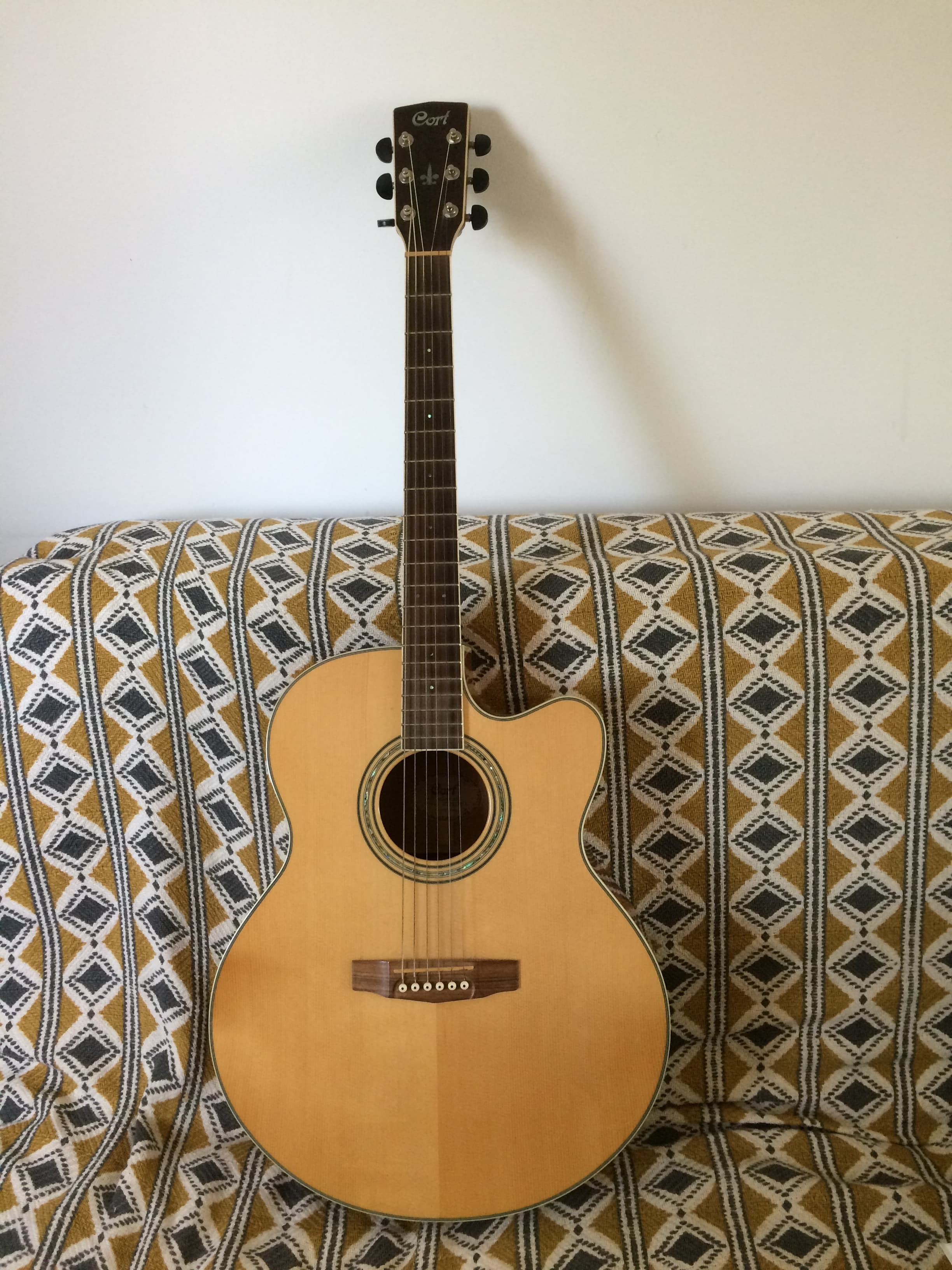 Vends guitare CORT CJ5X folk jumbo