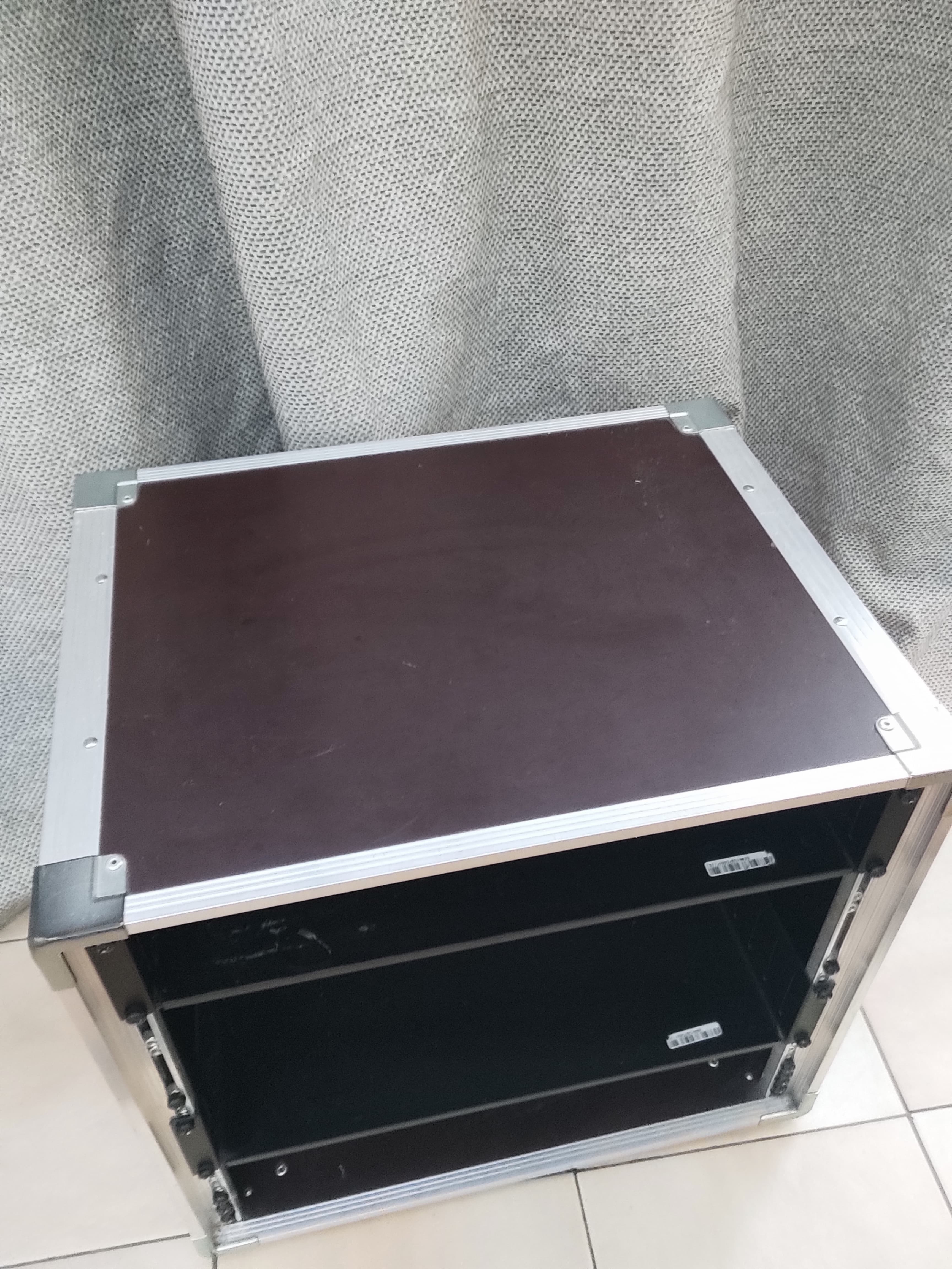 vends Thon Studio Rack 10U 38, 2 Thon Rack Tray 2U inclus